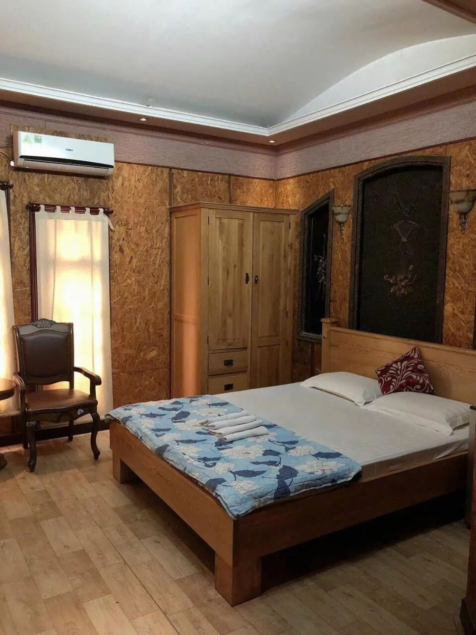 Bedroom, Bed in Alleyway home