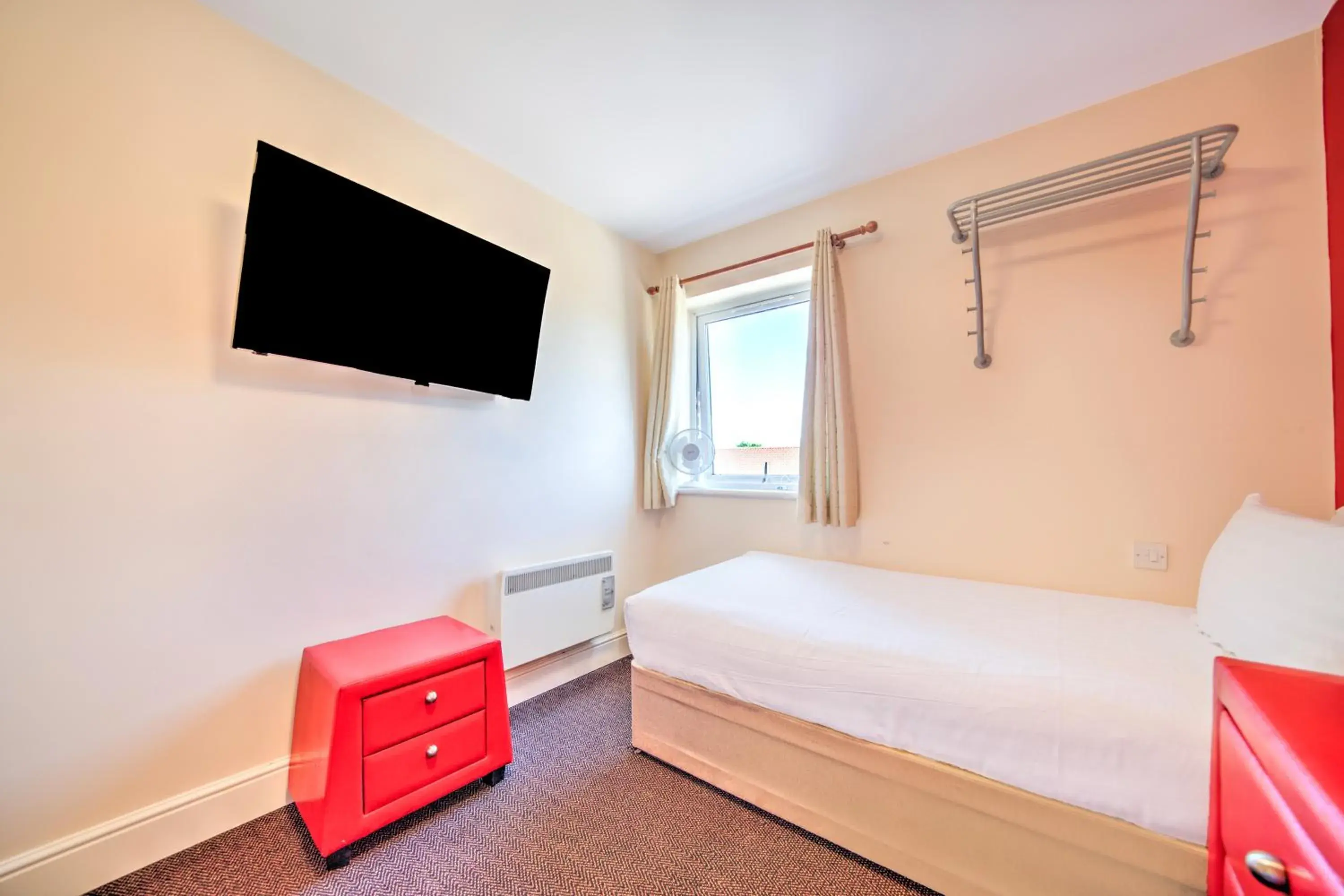 Photo of the whole room, Bed in GO2 Gloucester Hotel by OYO Photo of the whole room, Bed in GO2 Gloucester Hotel by OYO