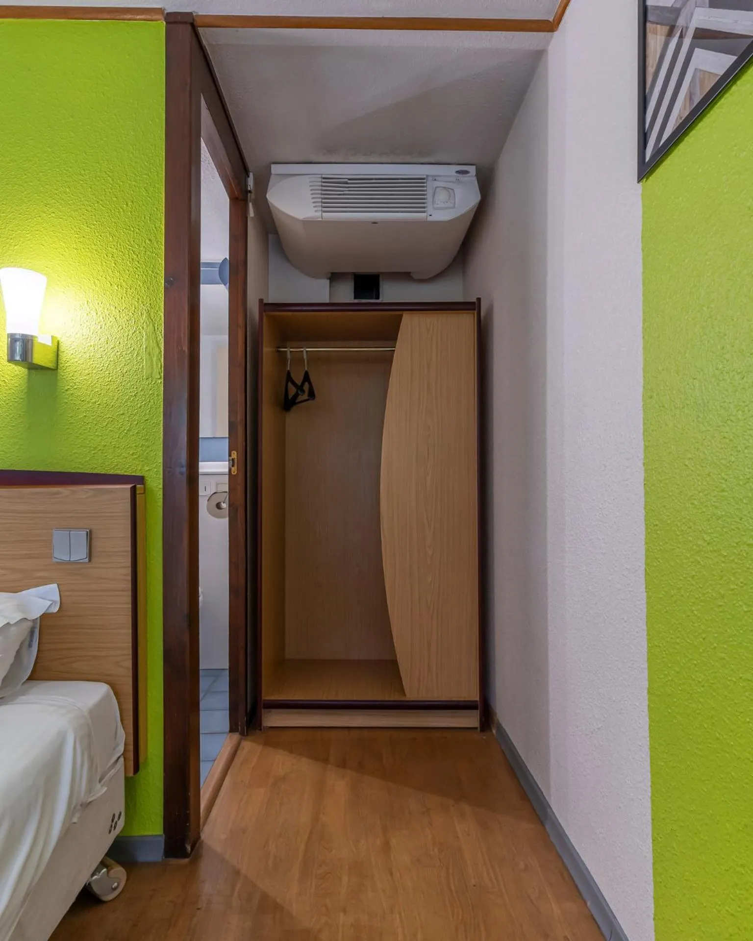 wardrobe, Bed in Sleep & Go Brugge