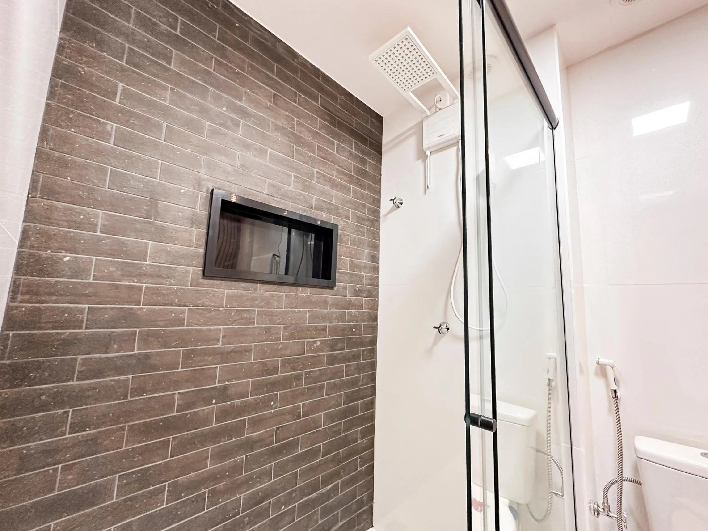 Shower in Aloha Palace Hotel