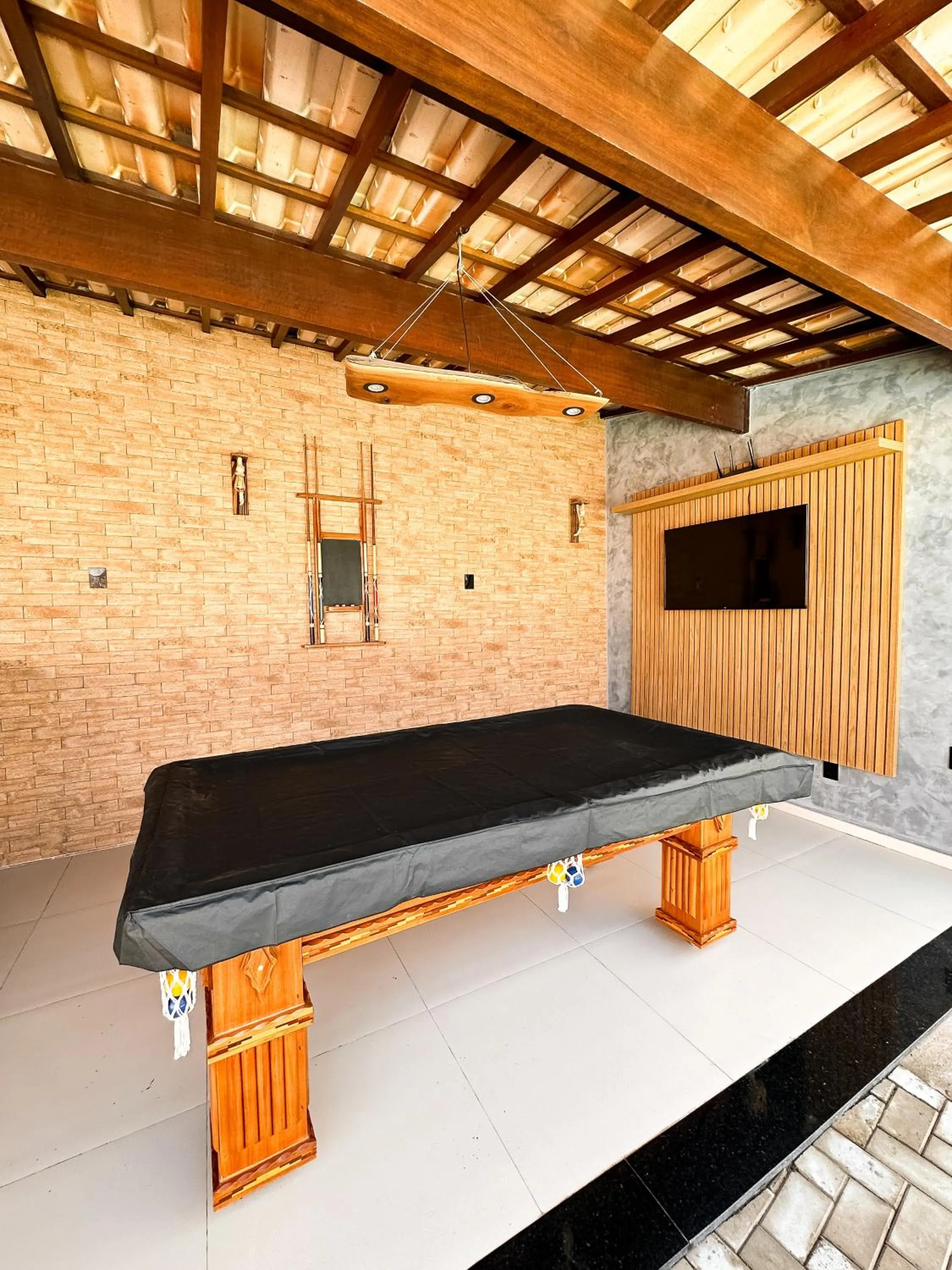 Evening entertainment in Aloha Palace Hotel