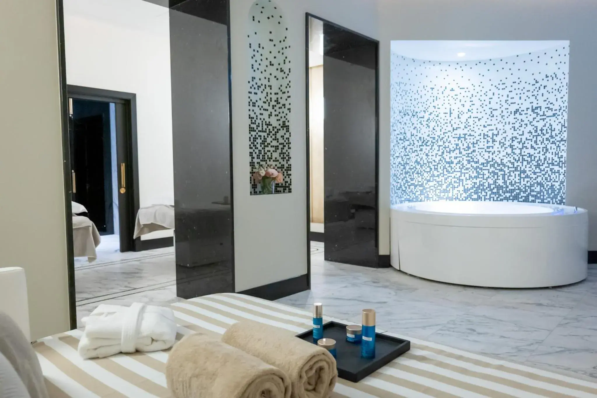 Hot Tub, Bed in Maison Albar - Le Victoria Hot Tub, Bed in Maison Albar - Le Victoria