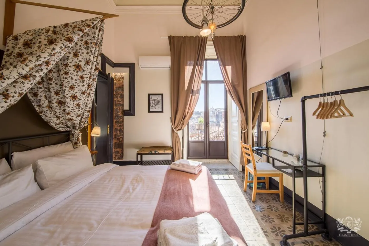 Photo of the whole room, Bed in Grand Tour Design Guest House Catania Self Check-in