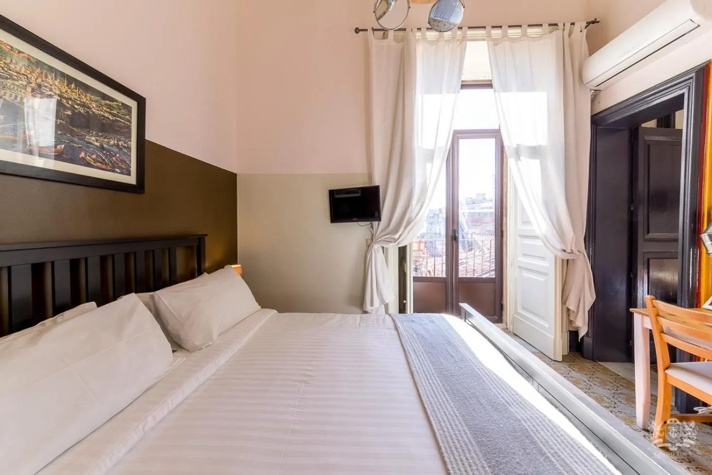 Photo of the whole room, Bed in Grand Tour Design Guest House Catania Self Check-in
