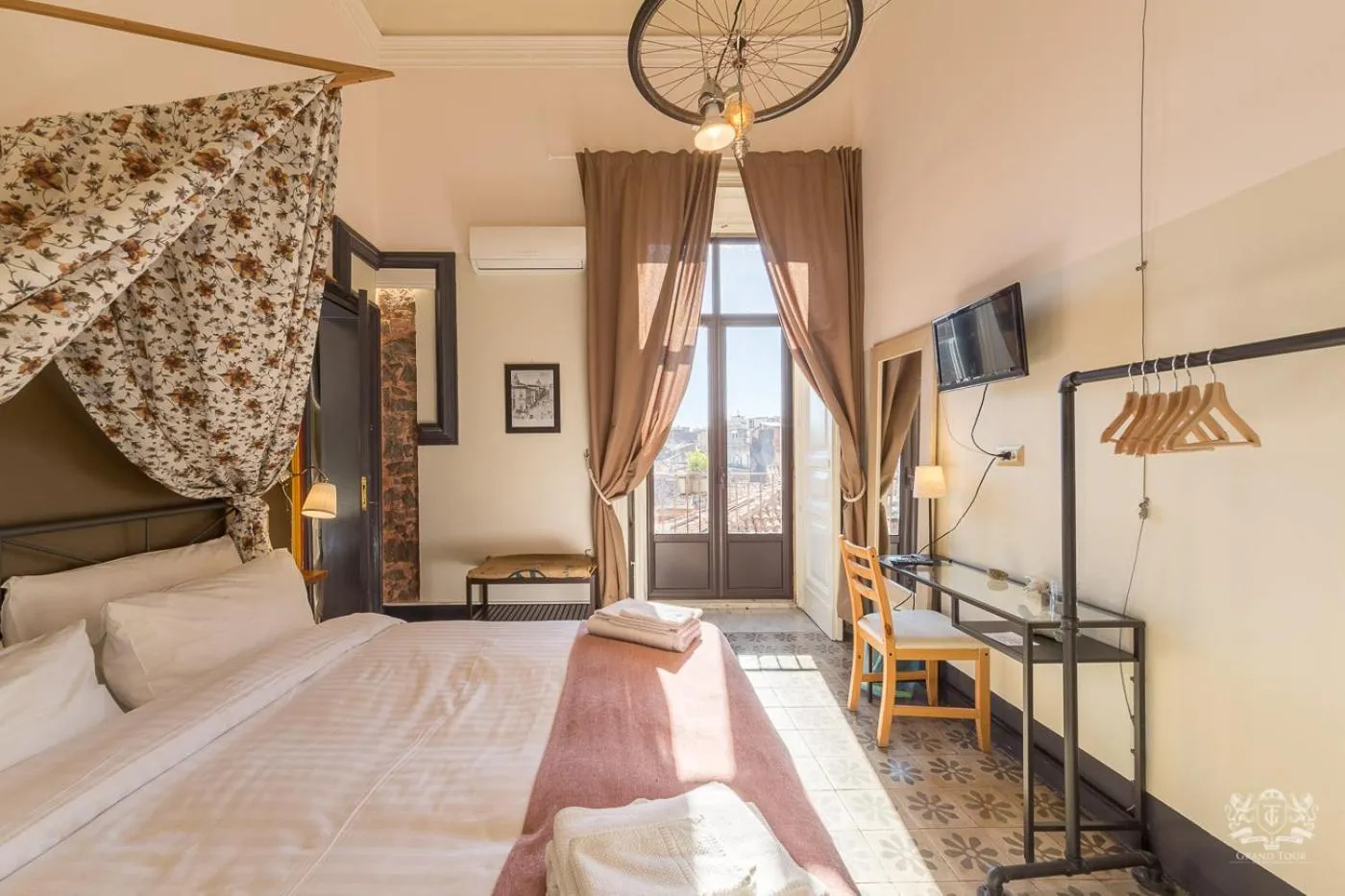 Photo of the whole room, Bed in Grand Tour Design Guest House Catania Self Check-in