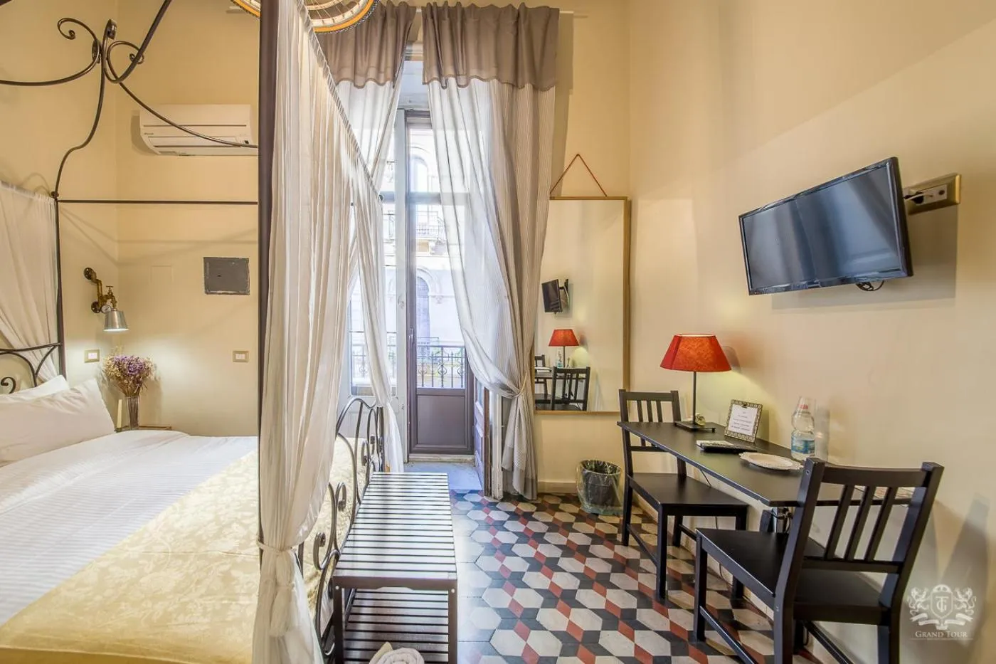 Photo of the whole room, Bed in Grand Tour Design Guest House Catania Self Check-in