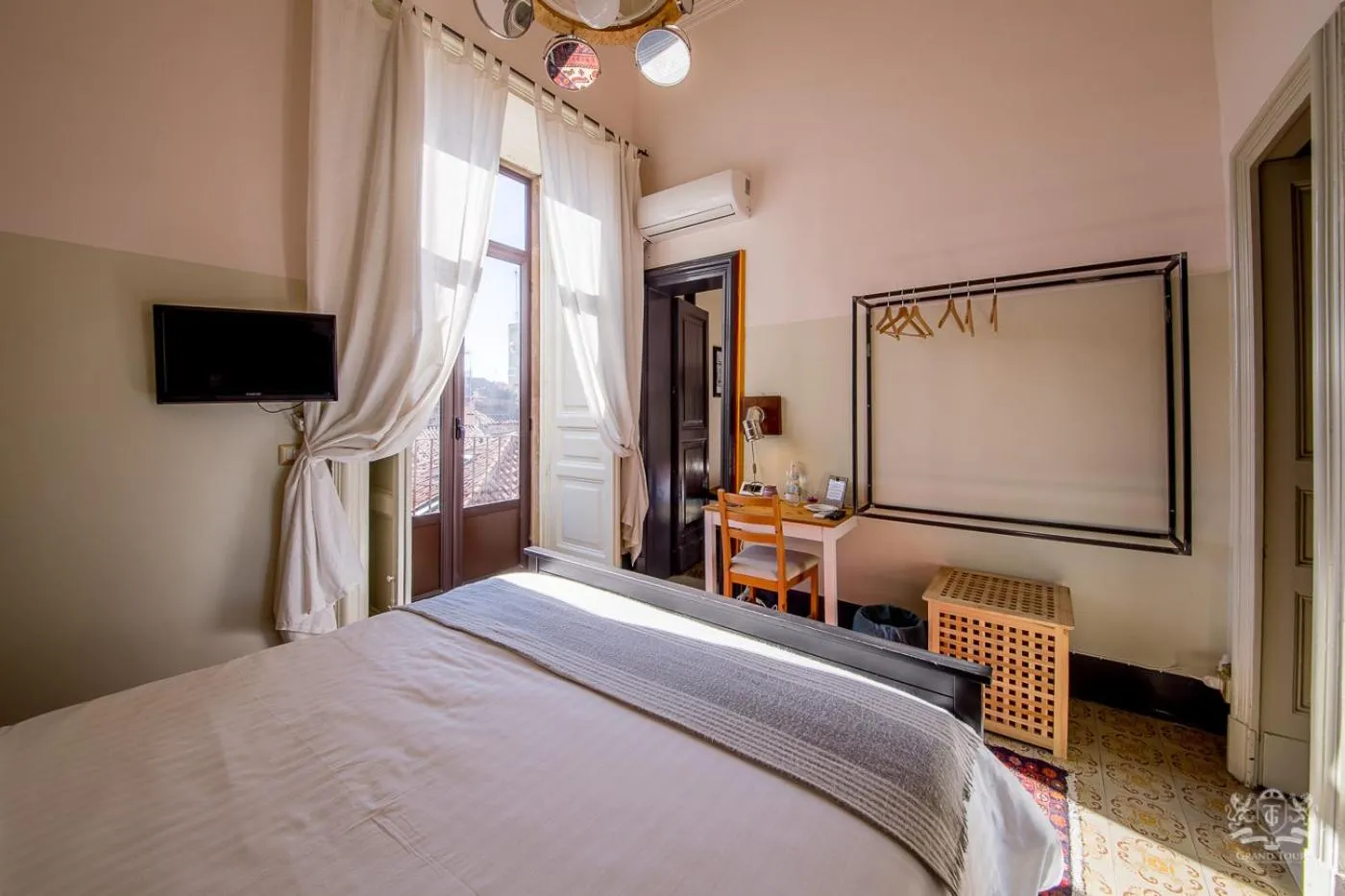Bed in Grand Tour Design Guest House Catania Self Check-in