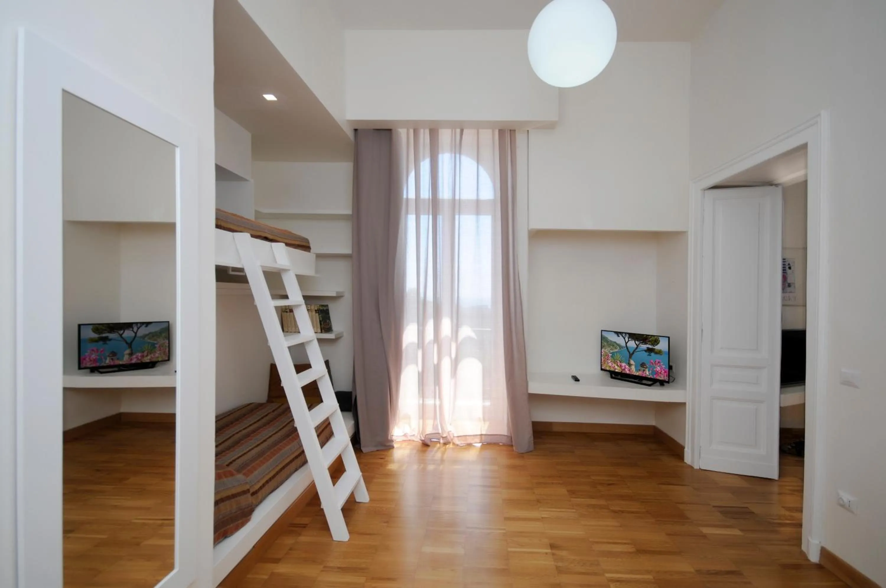 Photo of the whole room in Villa Battista di Adriana Caserta