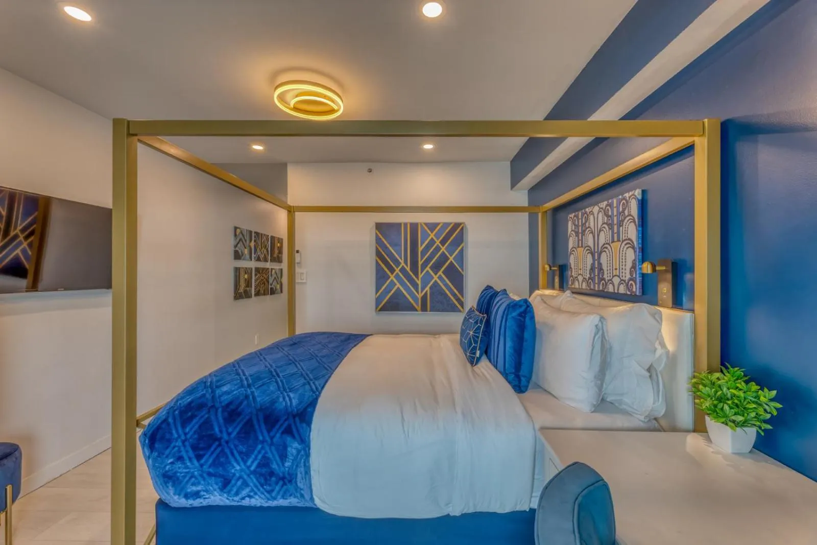 Art Deco Broadway Queen Room