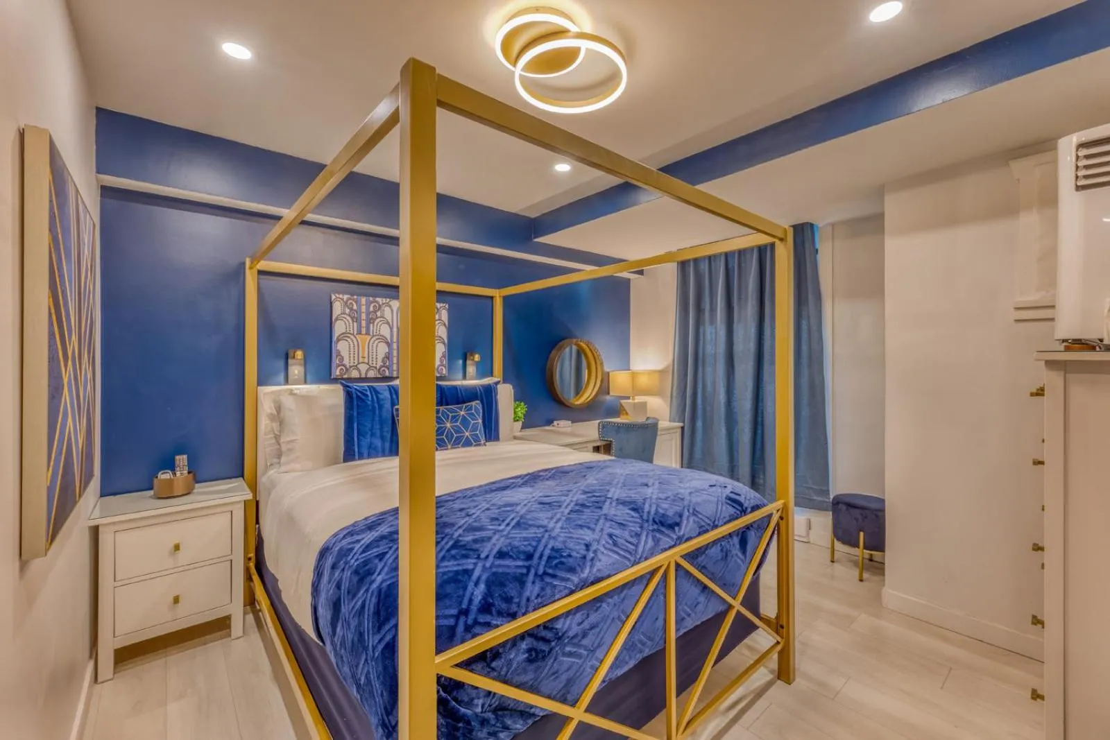Art Deco Broadway Queen Room