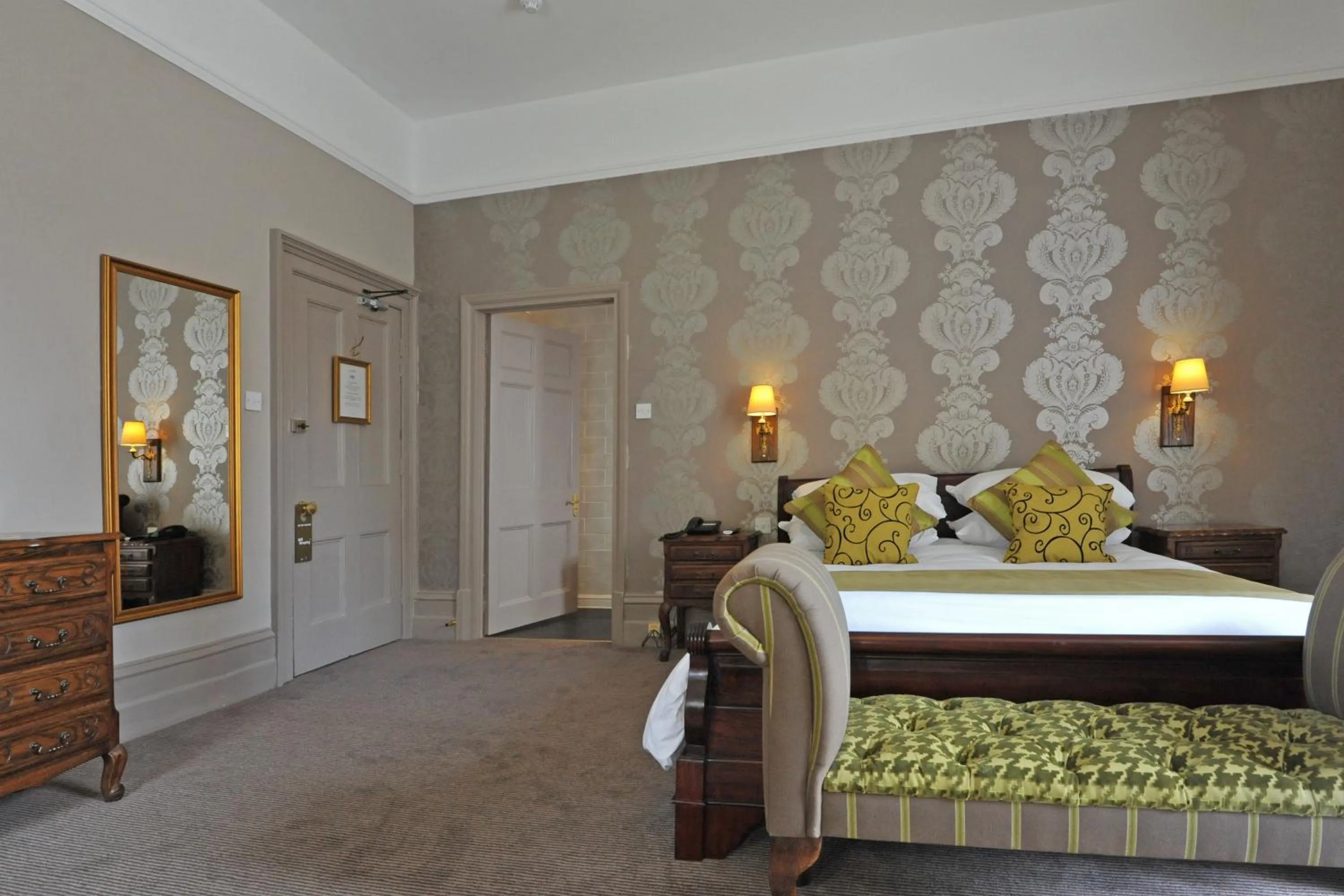 Coffee/tea facilities, Bed in Royal Hotel by Greene King Inns