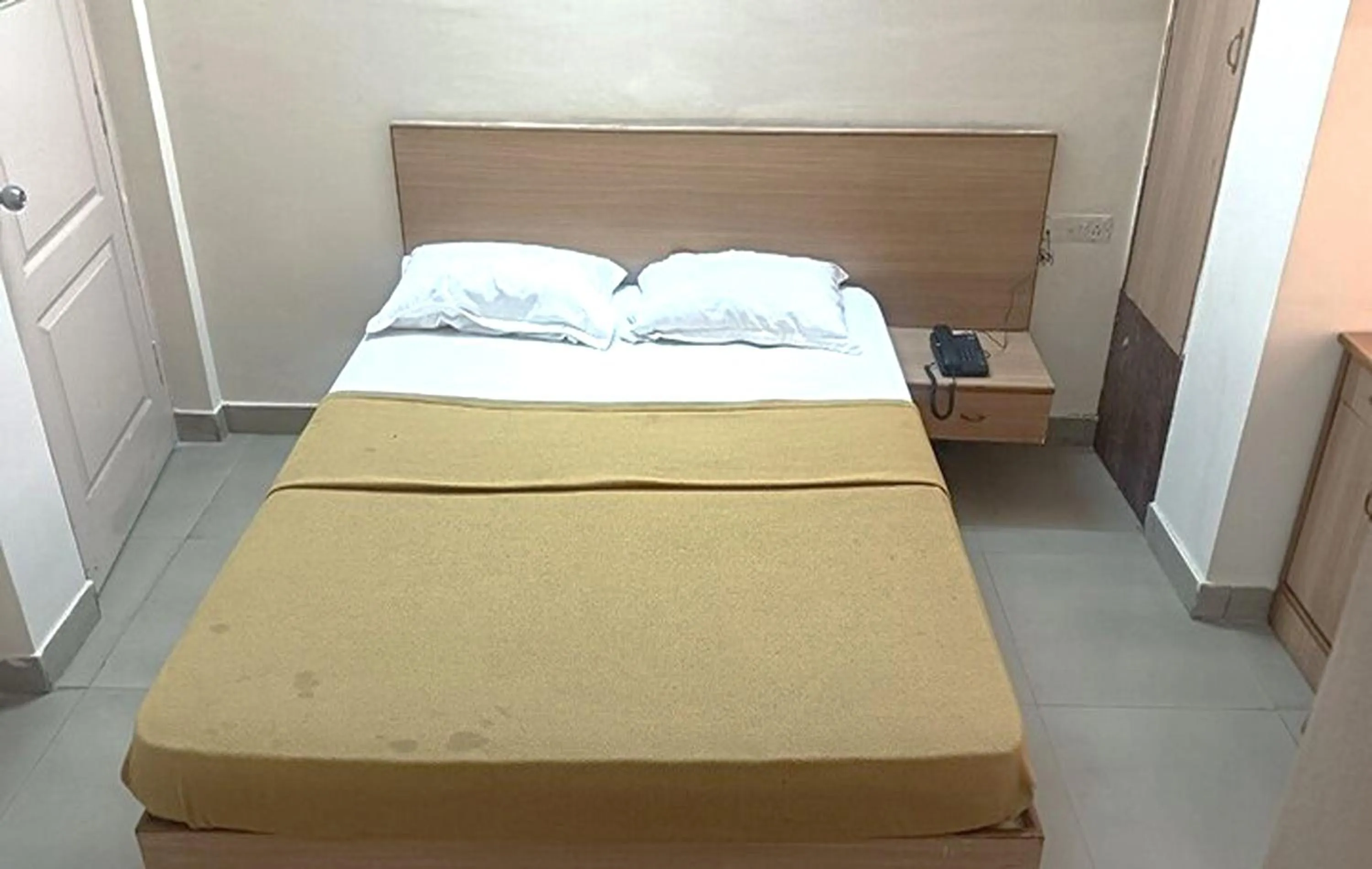 Bed in Hotel Rainbow near Victoria Hospital City Market