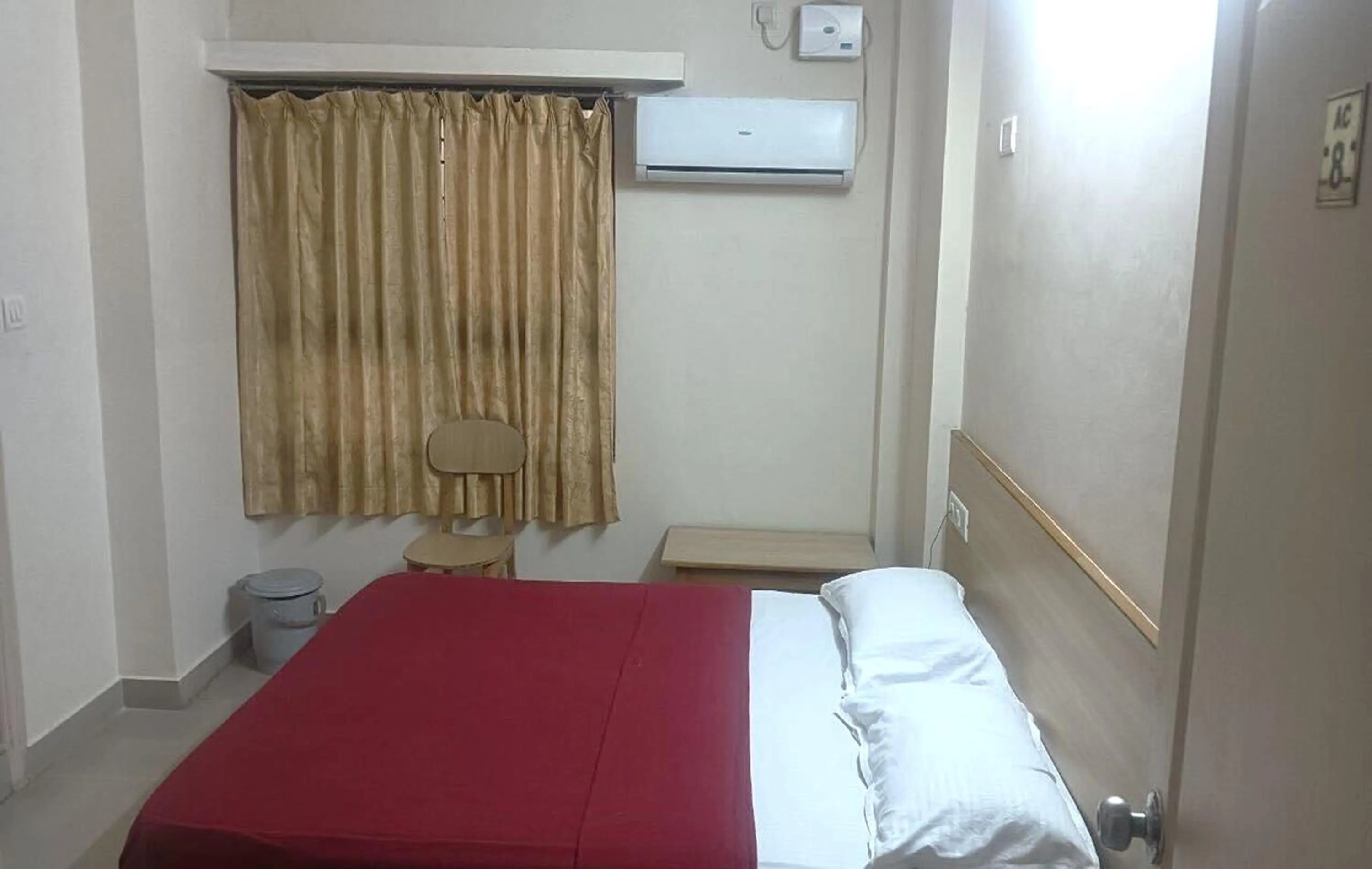Bed in Hotel Rainbow near Victoria Hospital City Market
