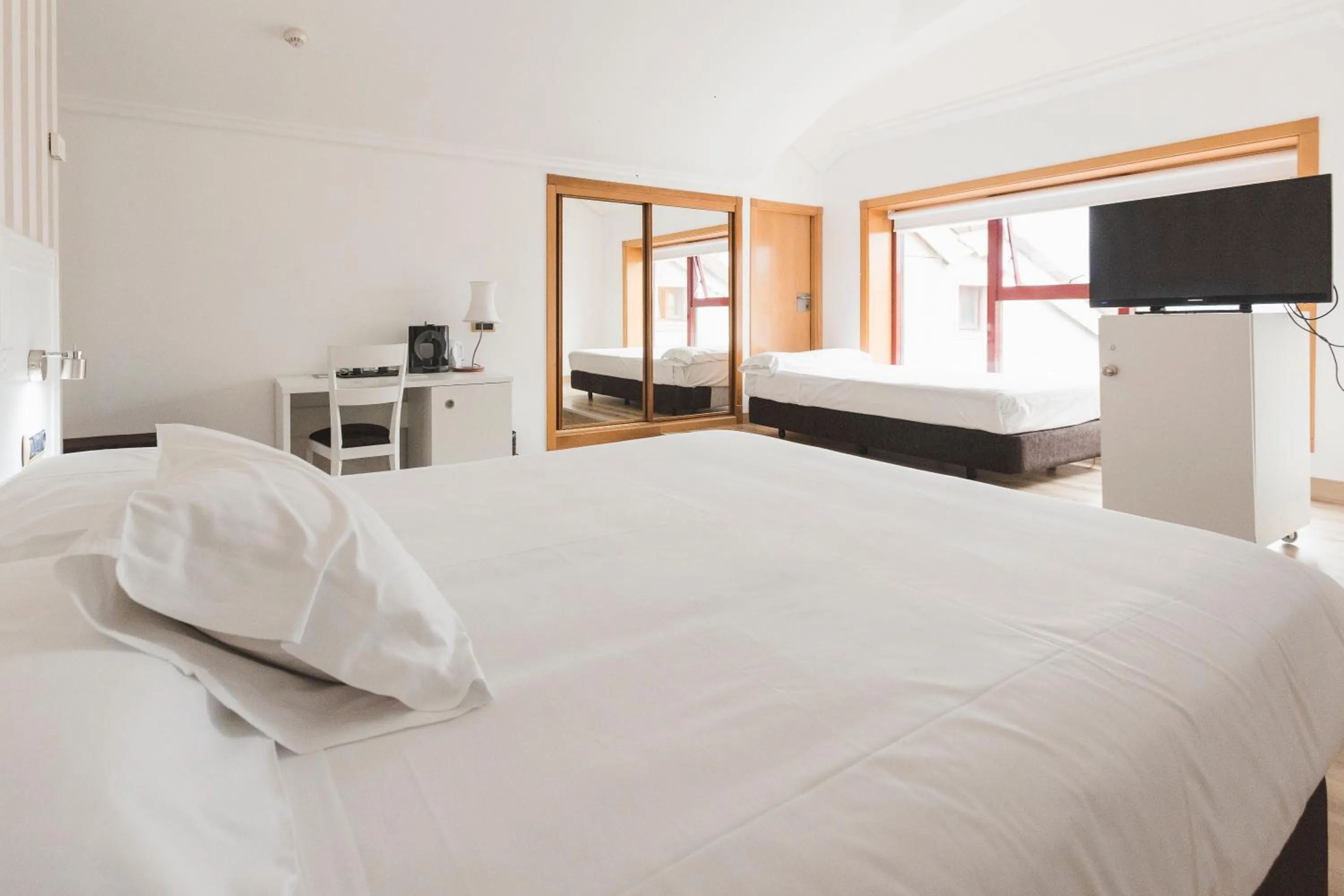 Inner courtyard view, Bed in Hotel Alfonso I