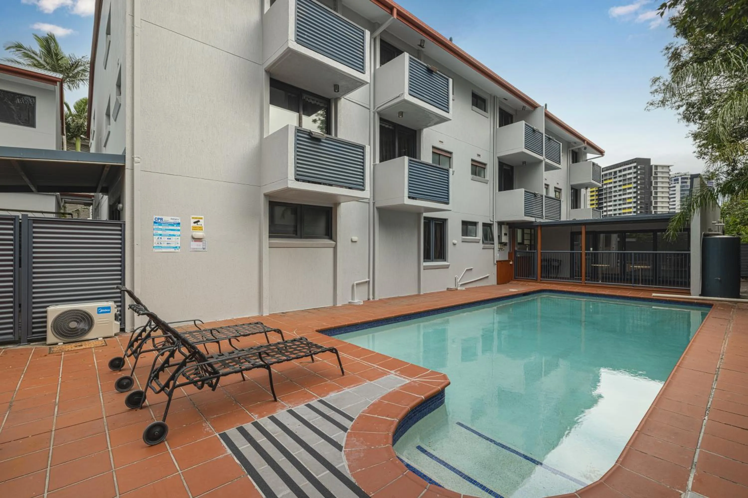 Swimming pool in Asraport Motel