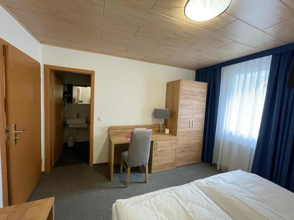 Photo of the whole room, Bed in Pension "Am Brunnen"