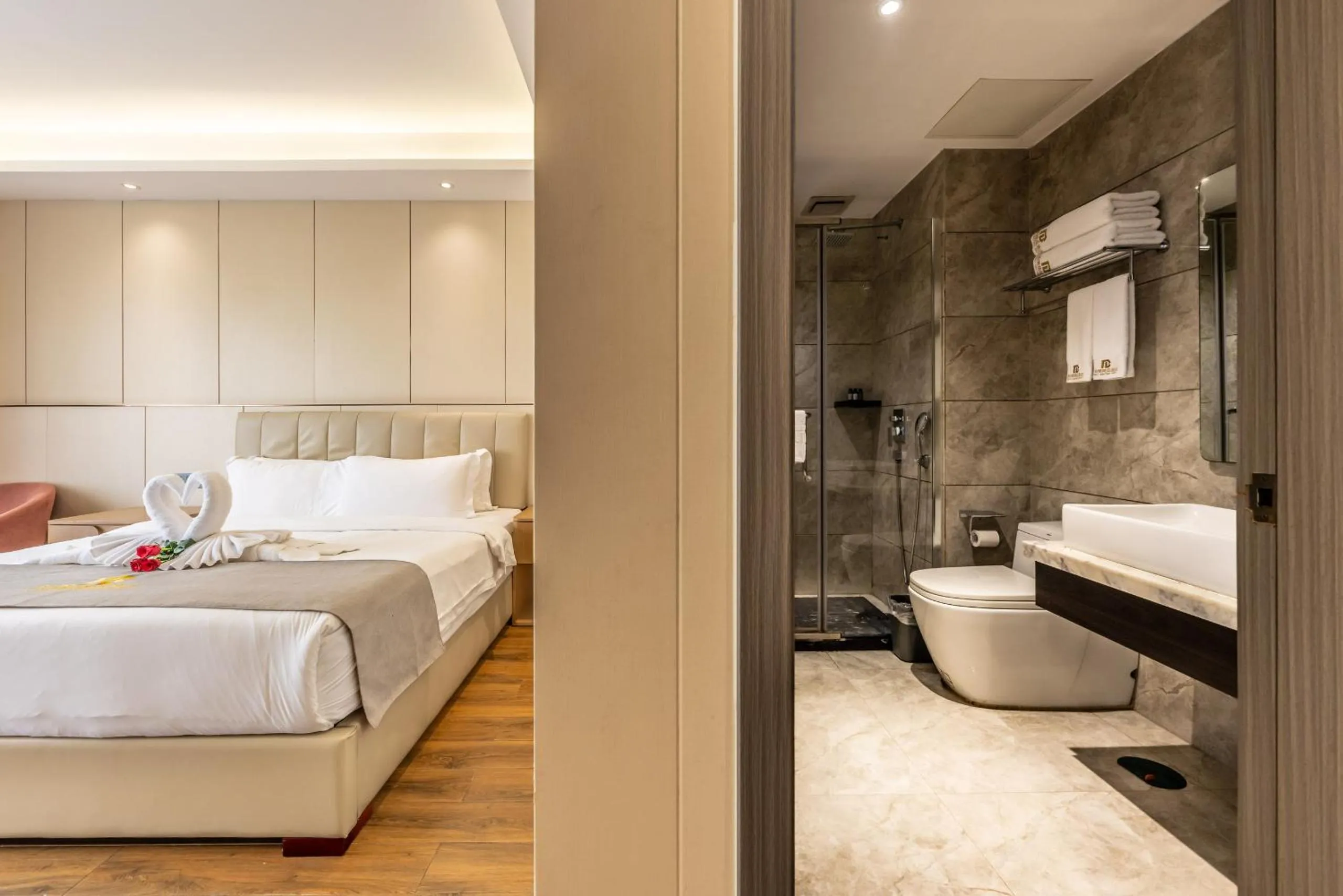 Bathroom, Bed in Bole Jing Pin Hotel