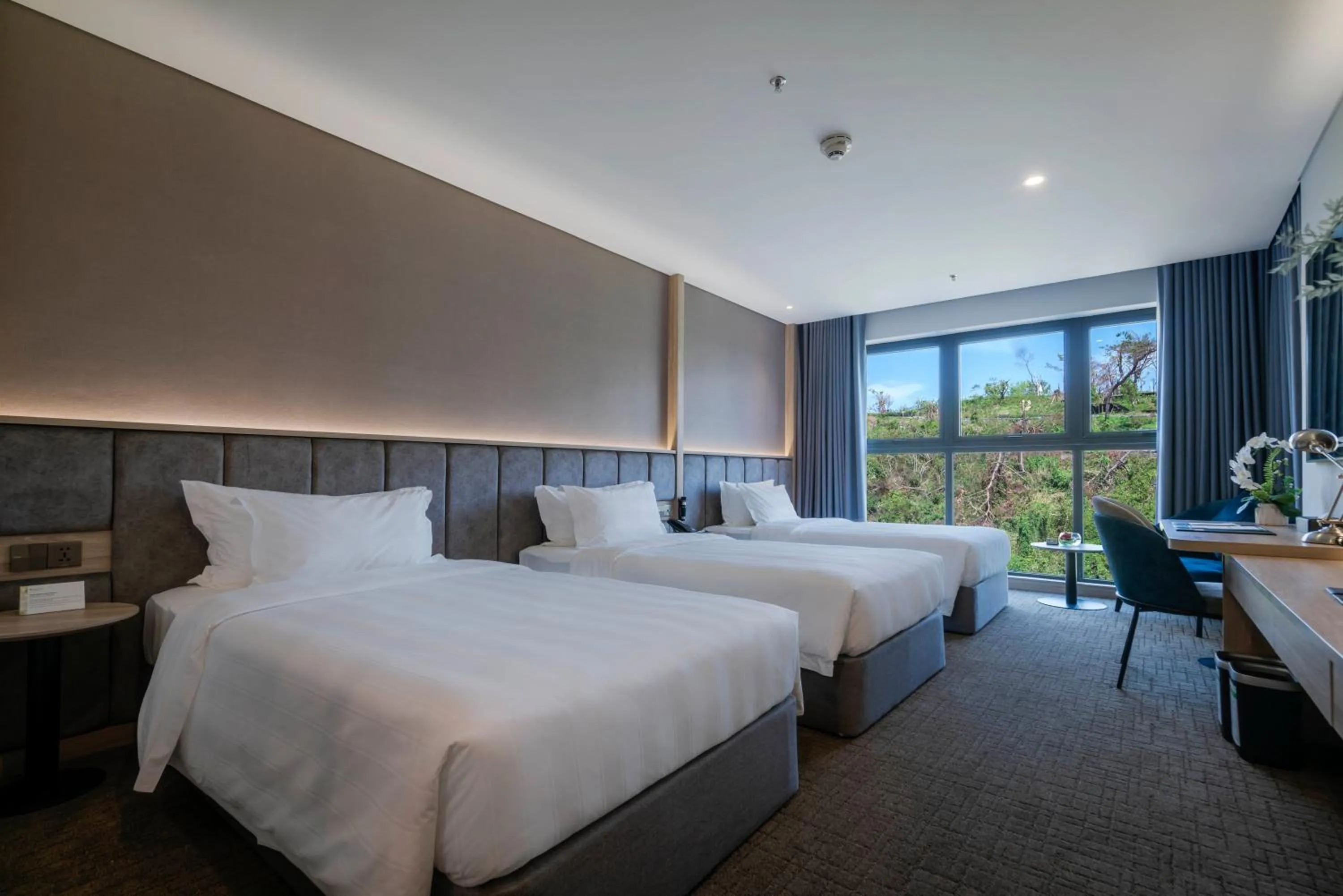 Photo of the whole room, Bed in Wyndham Garden Legend Halong