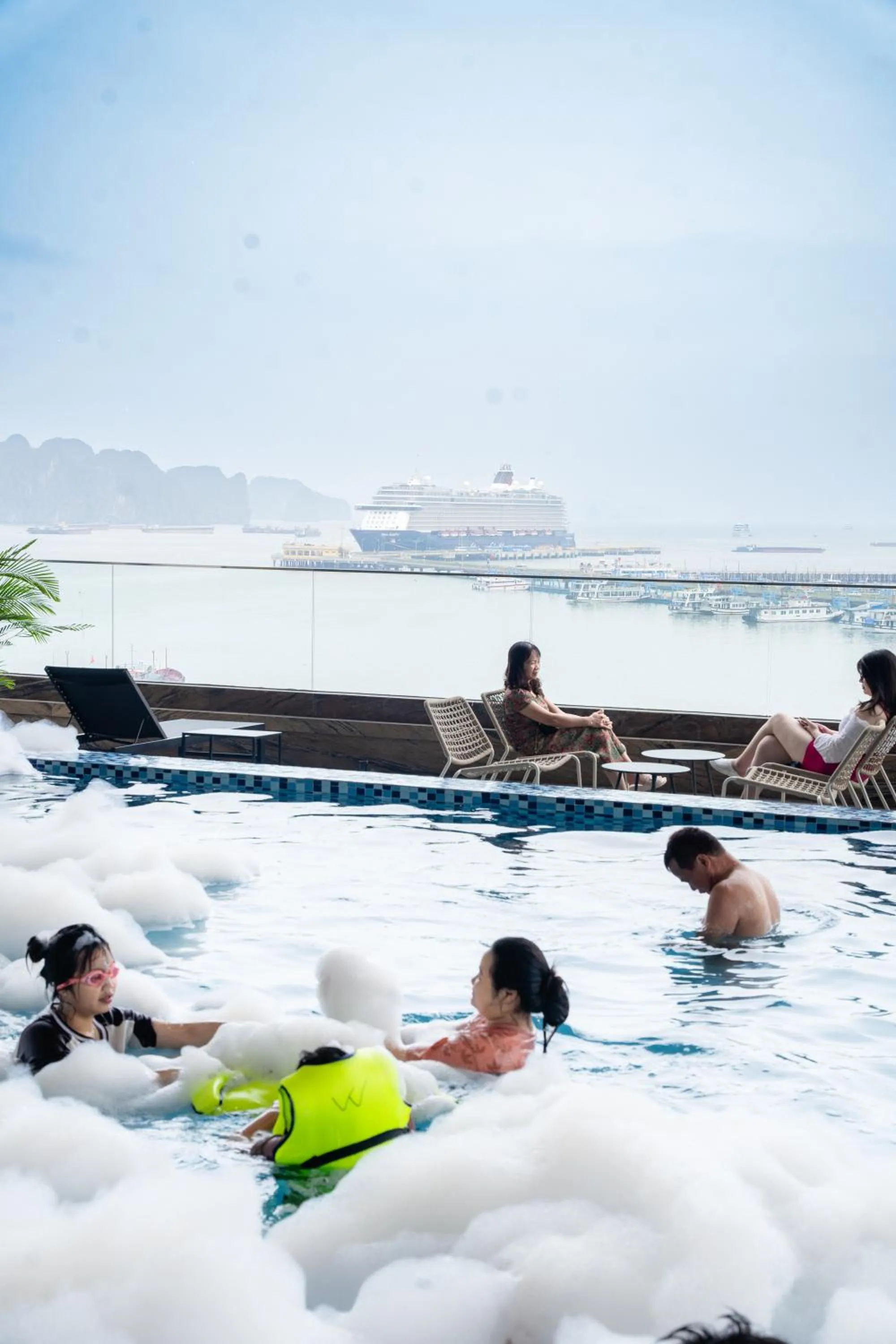 Swimming pool in Wyndham Garden Legend Halong