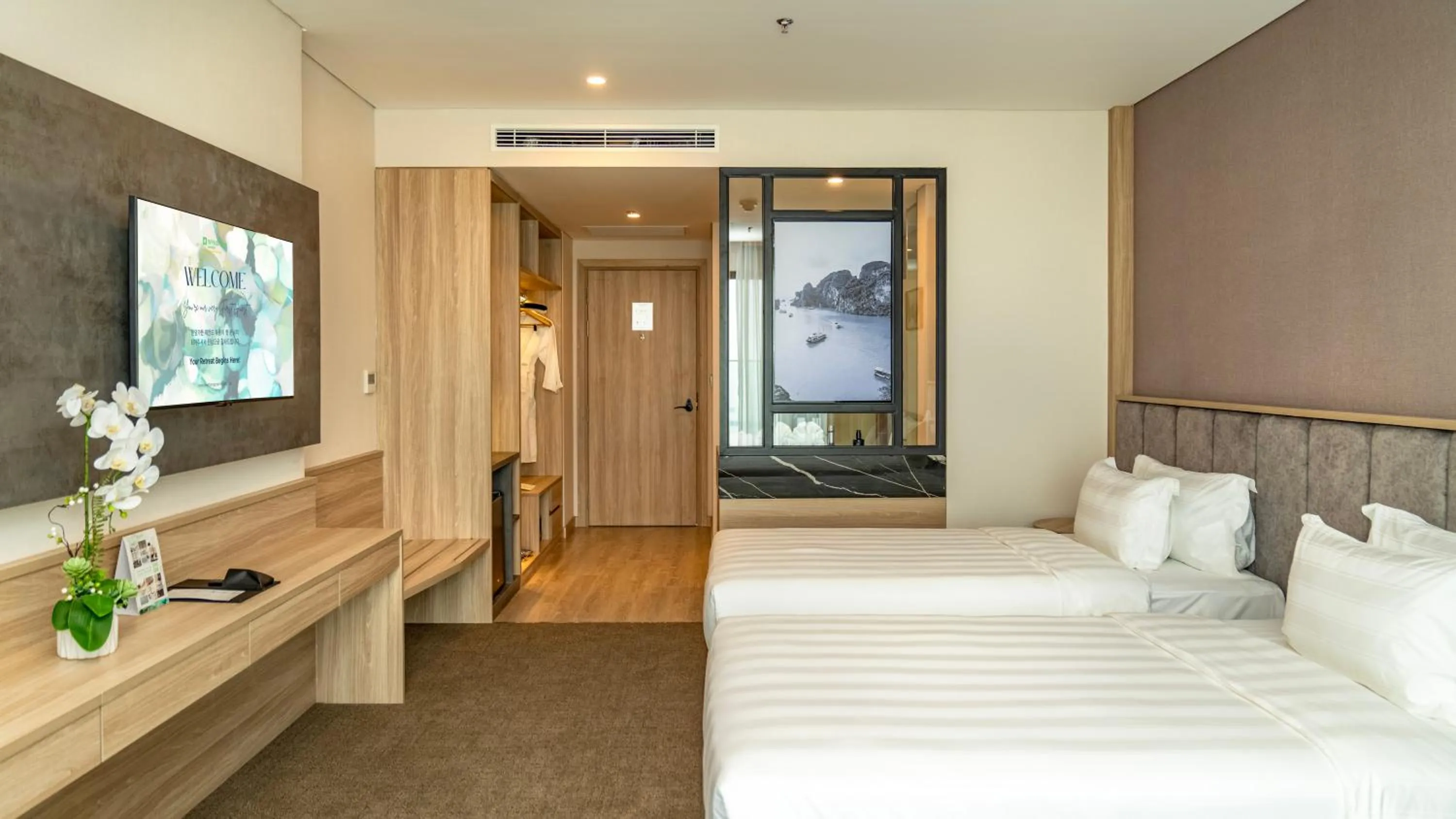 Bedroom, Bed in Wyndham Garden Legend Halong