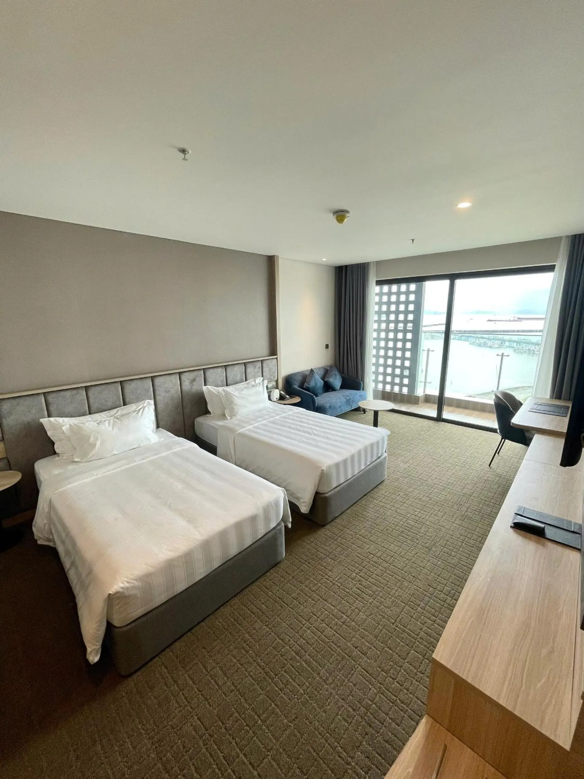 Bedroom, Bed in Wyndham Garden Legend Halong