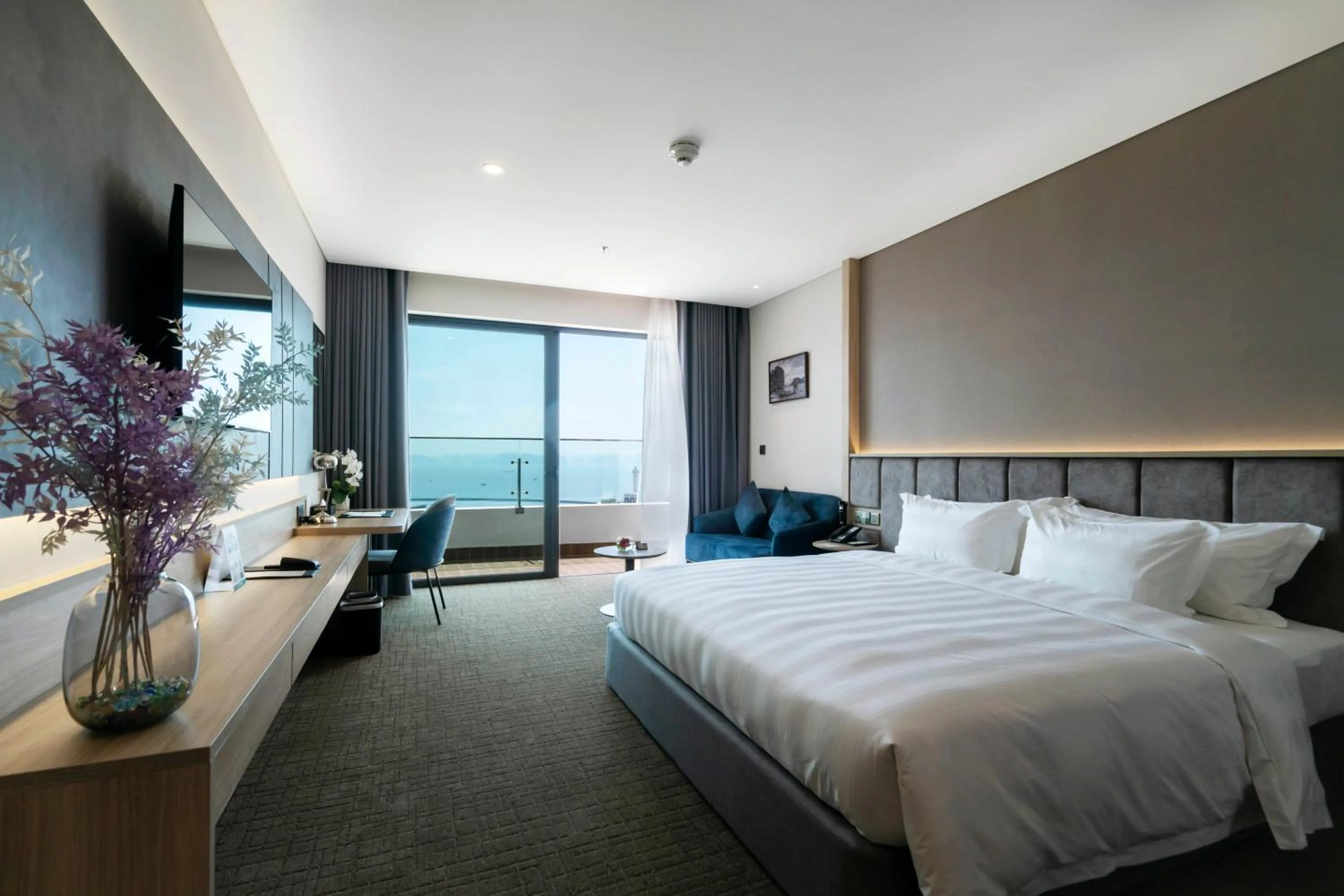 Photo of the whole room, Bed in Wyndham Garden Legend Halong