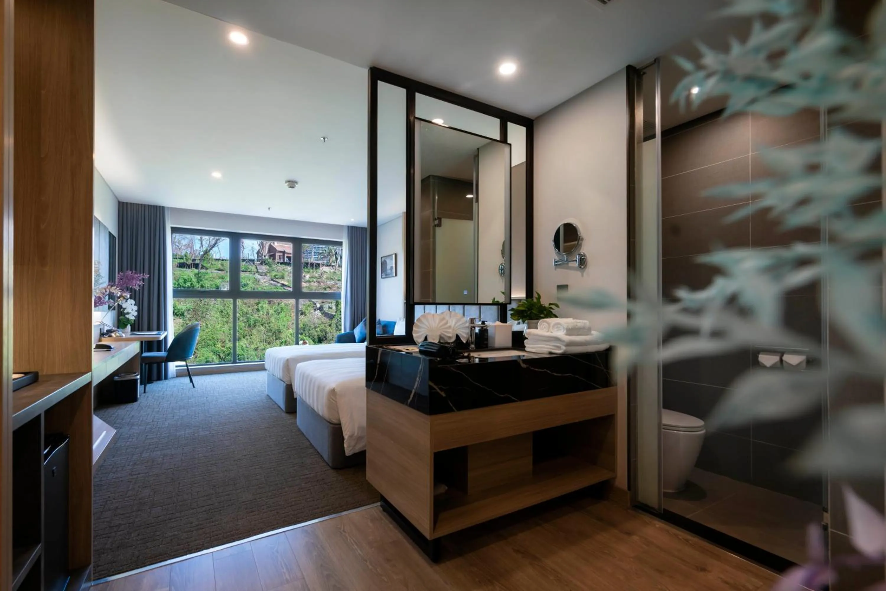 Photo of the whole room, Bed in Wyndham Garden Legend Halong