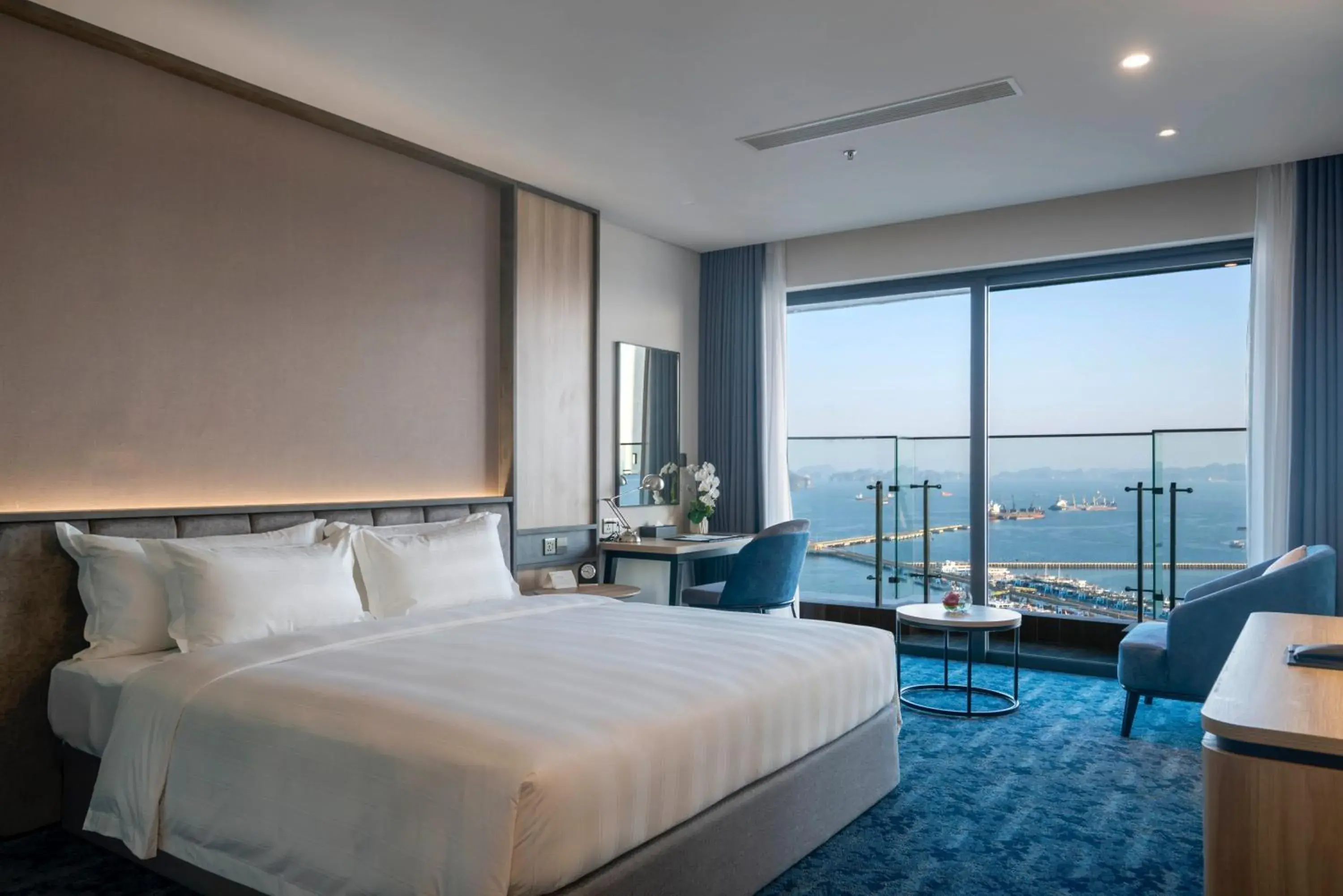 Sea view, Bed in Wyndham Garden Legend Halong Sea view, Bed in Wyndham Garden Legend Halong