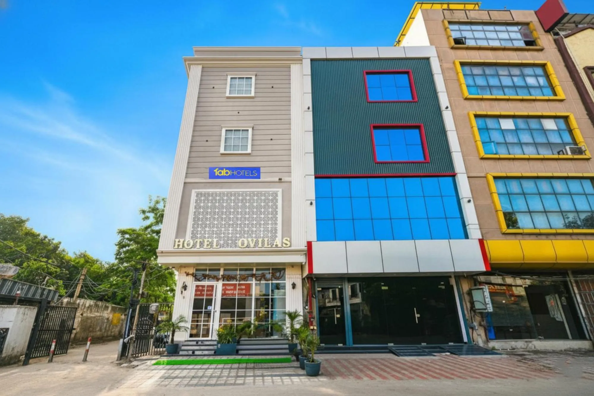 Facade/entrance in FabHotel K9 Ovilas