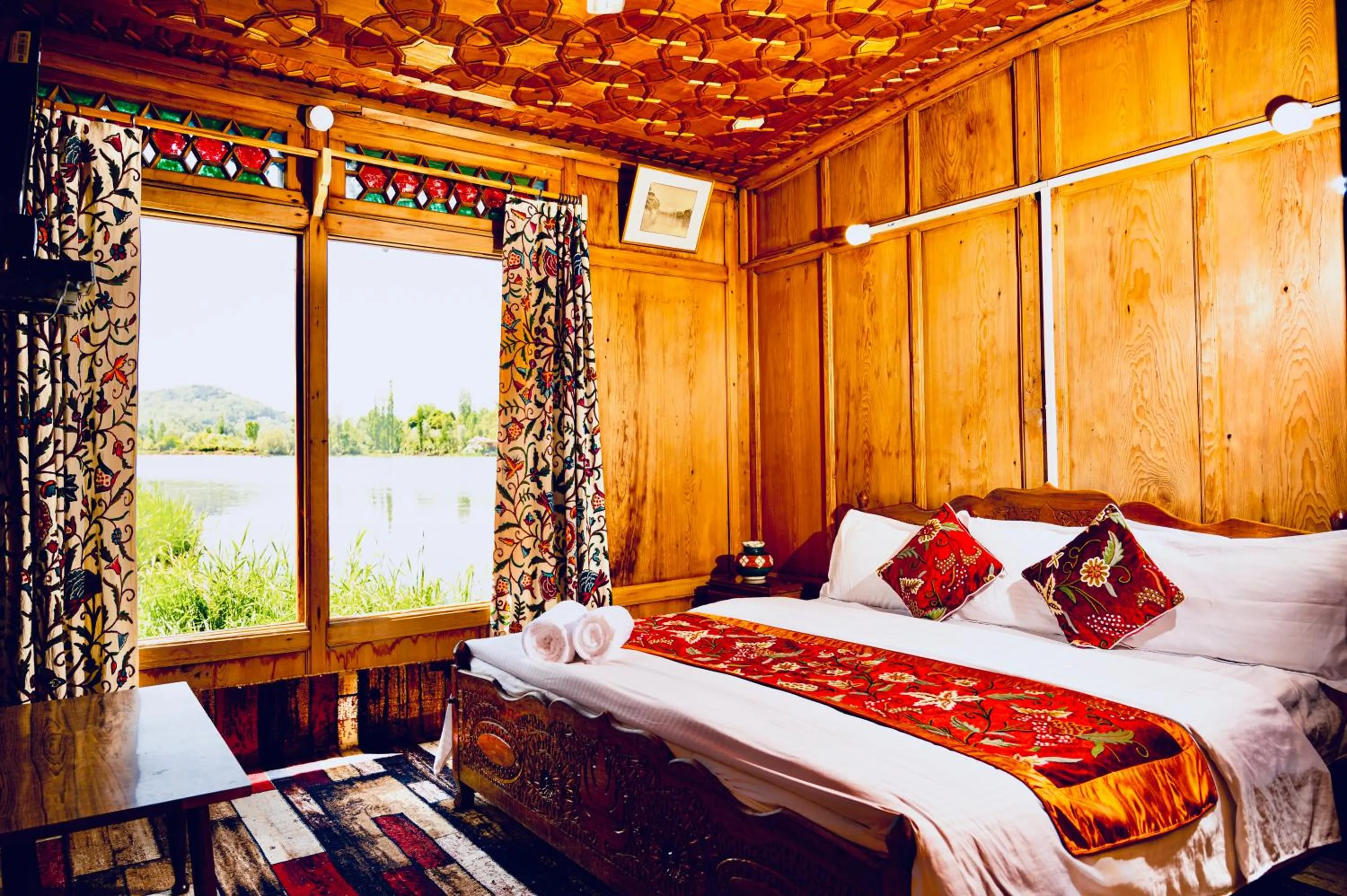 Bed in Golden Flower Heritage Houseboats