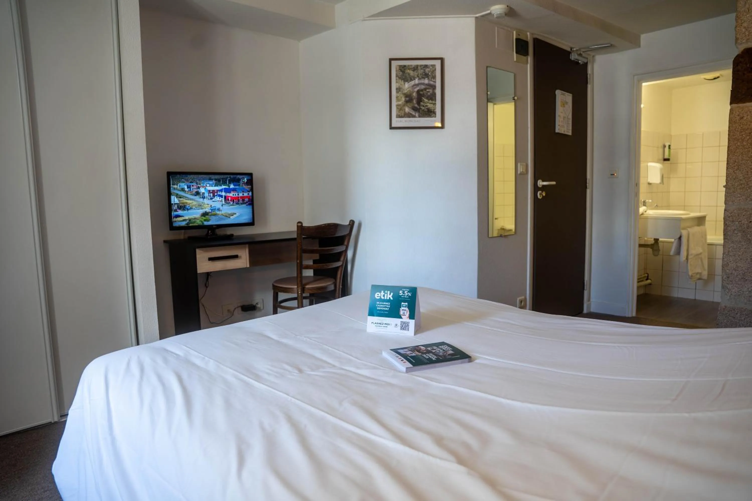 Bed in Logis Hotel Eben