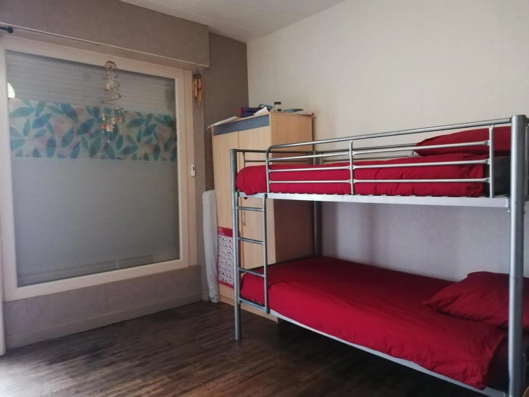 bunk bed, Bed in Le sas des familles