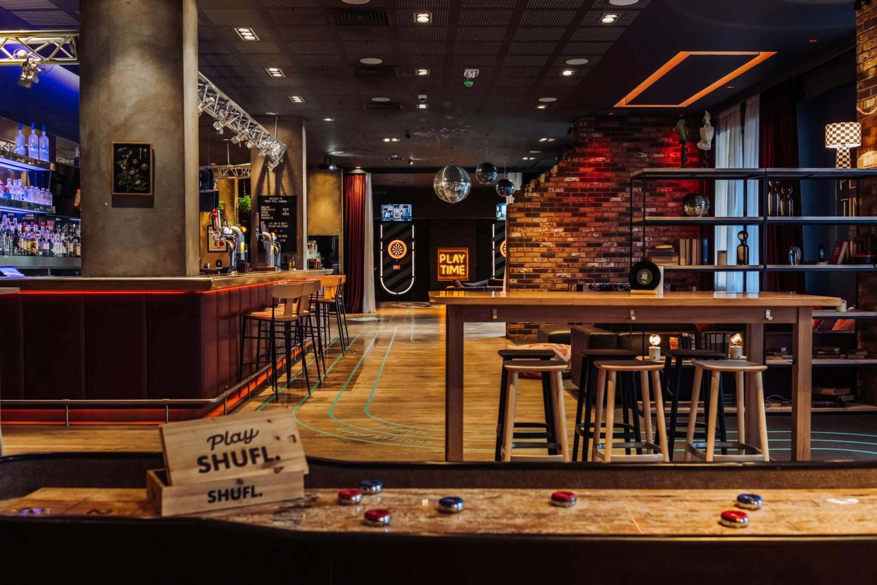 Lounge or bar in pentahotel Reading