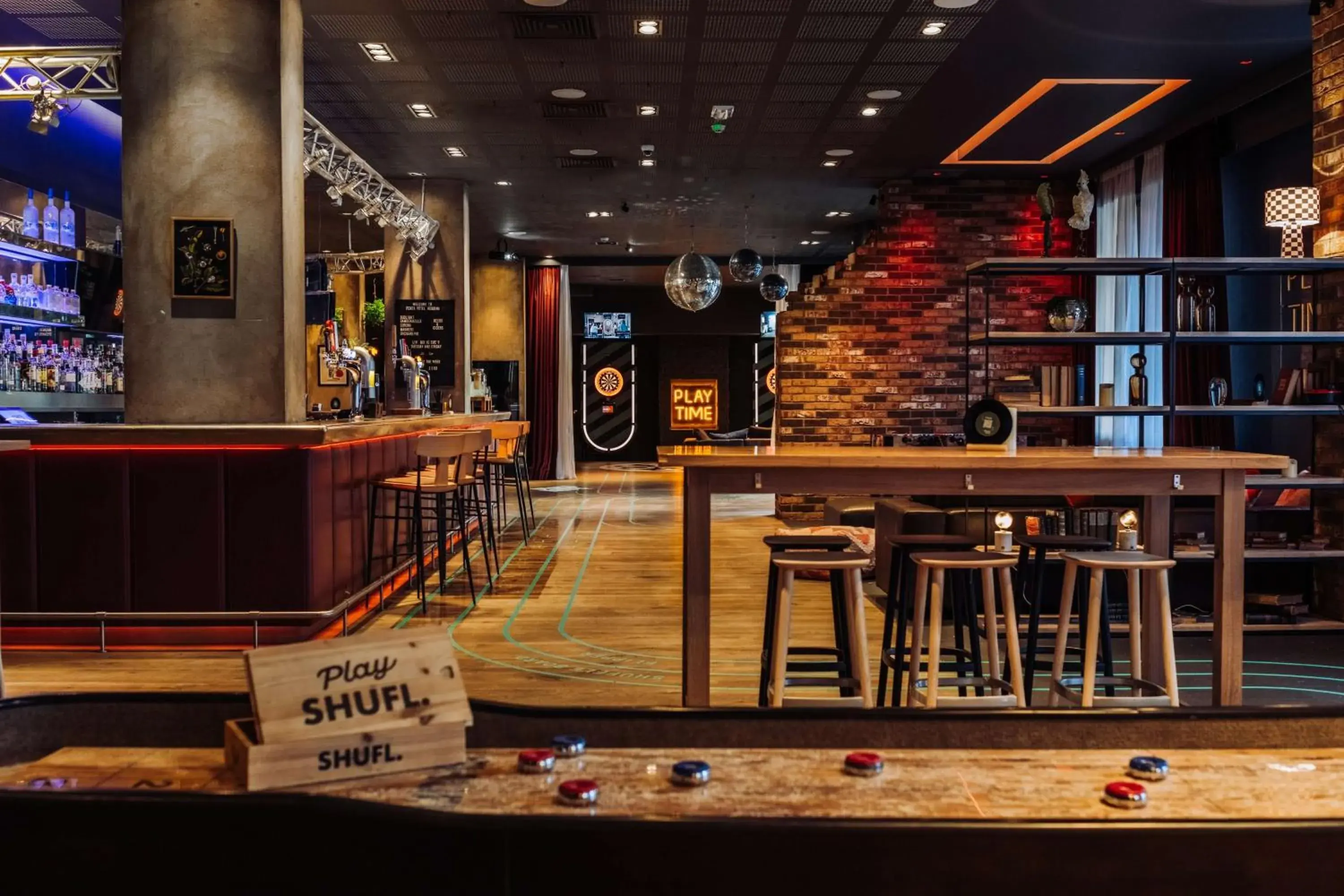 Lounge or bar in pentahotel Reading Lounge or bar in pentahotel Reading