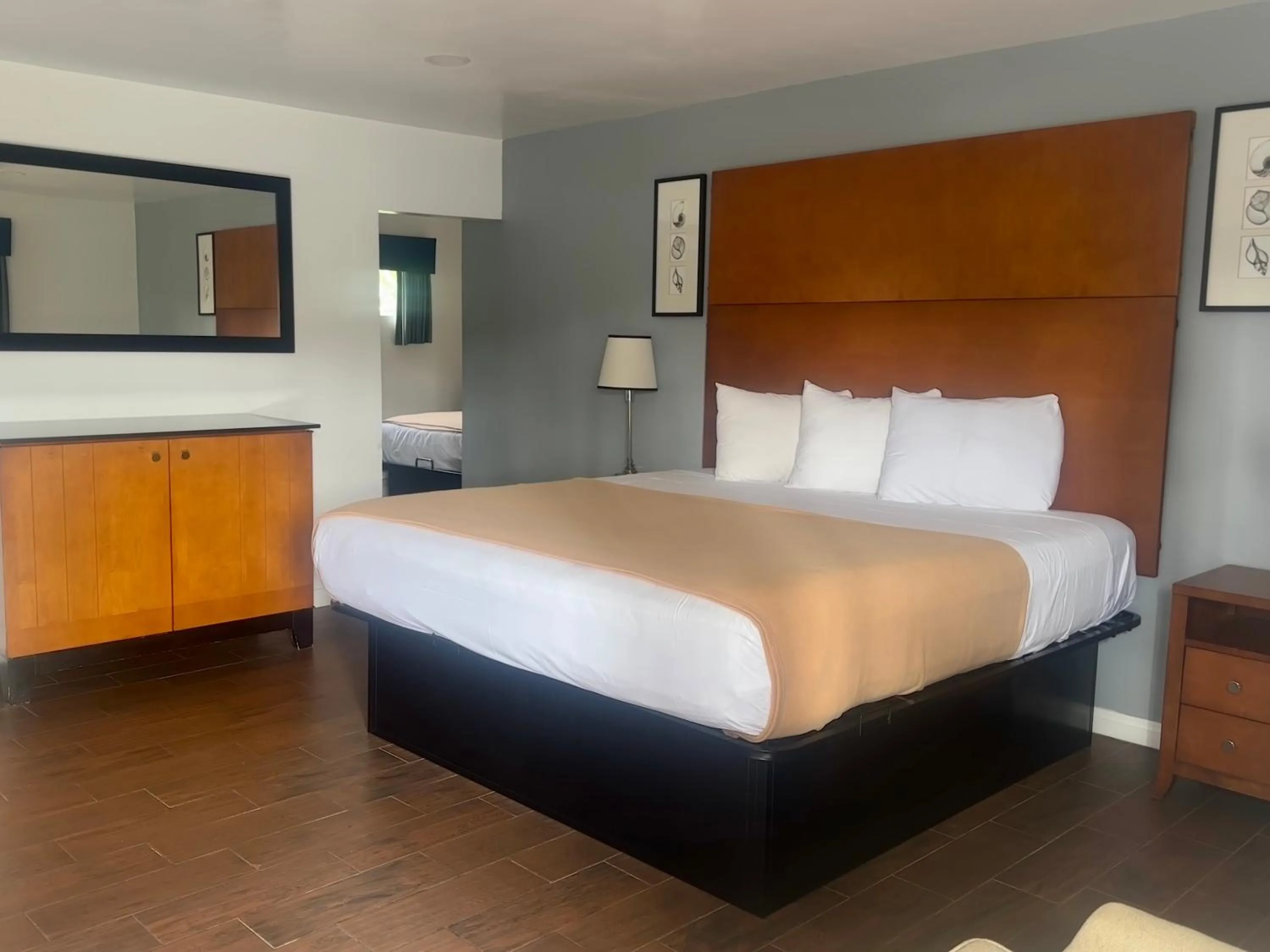 Bed in Oceanside Inn & Suites