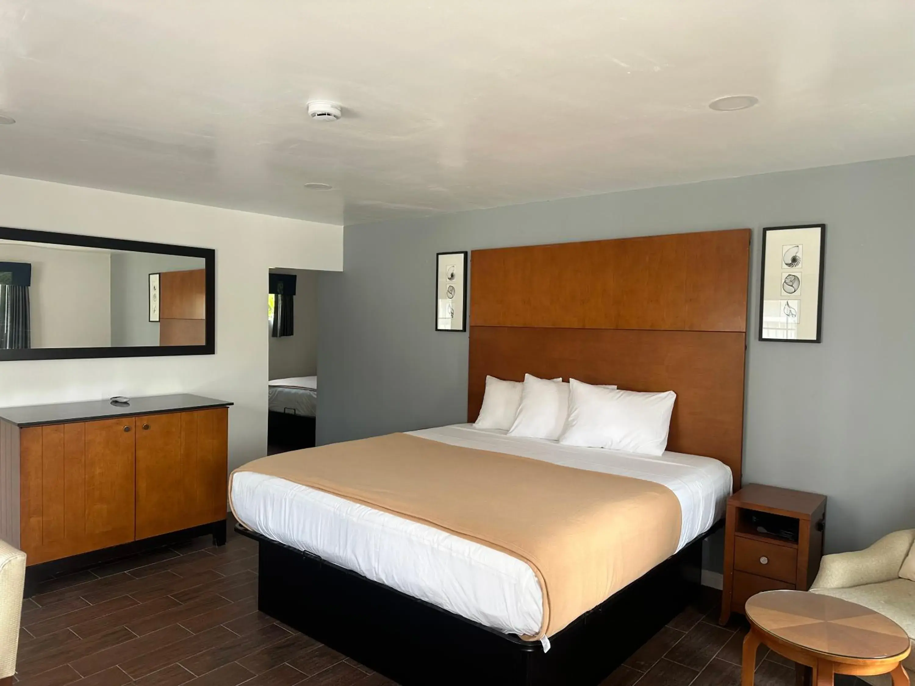 Deluxe Triple Room in Oceanside Inn & Suites Deluxe Triple Room in Oceanside Inn & Suites