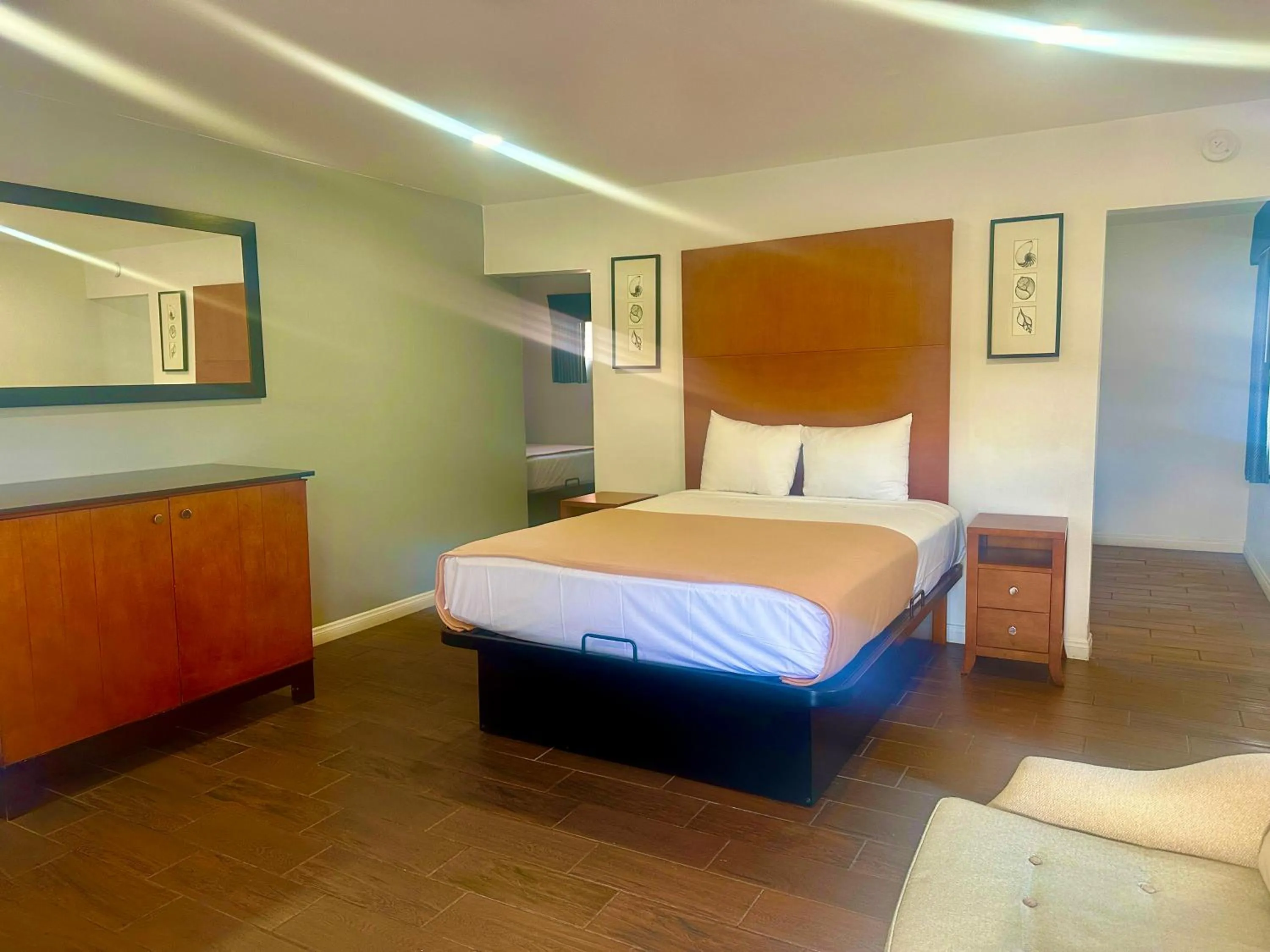 Bed in Oceanside Inn & Suites