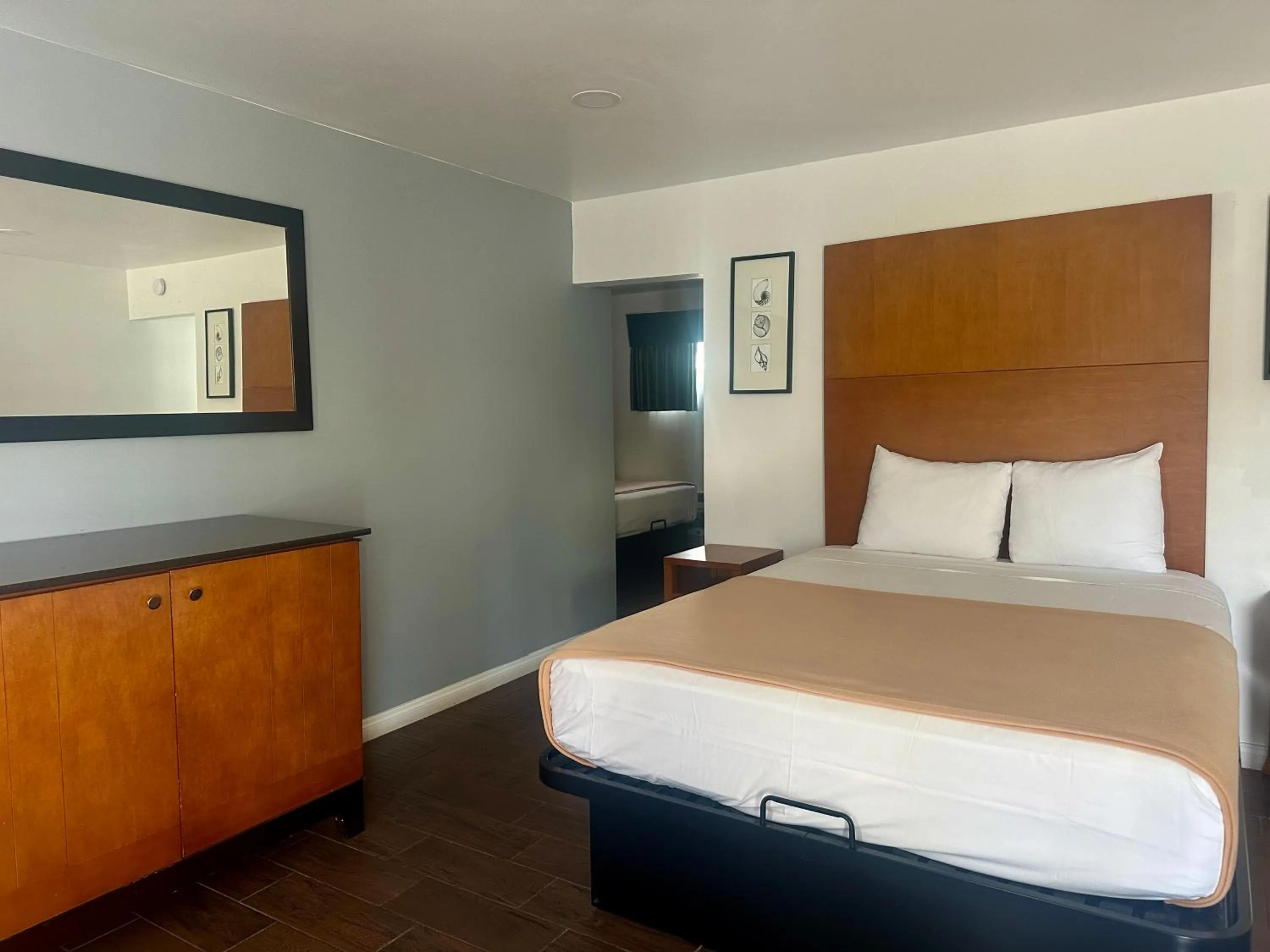 Bed in Oceanside Inn & Suites