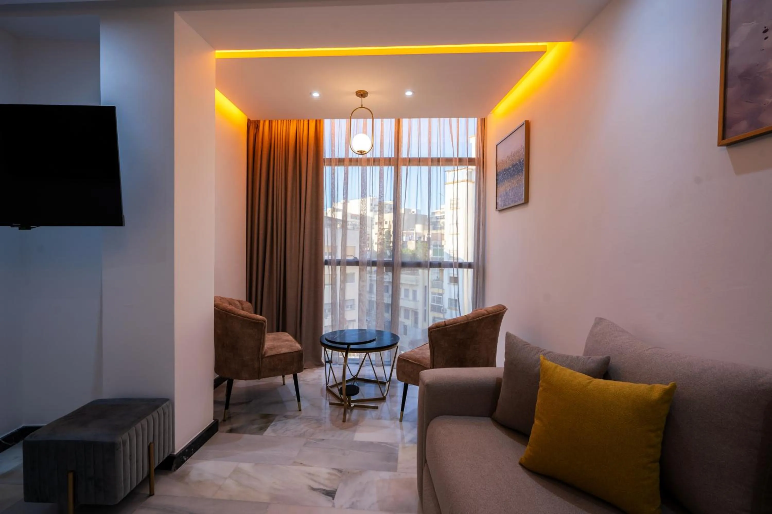 Communal lounge/ TV room in IMMOKA SUITEs