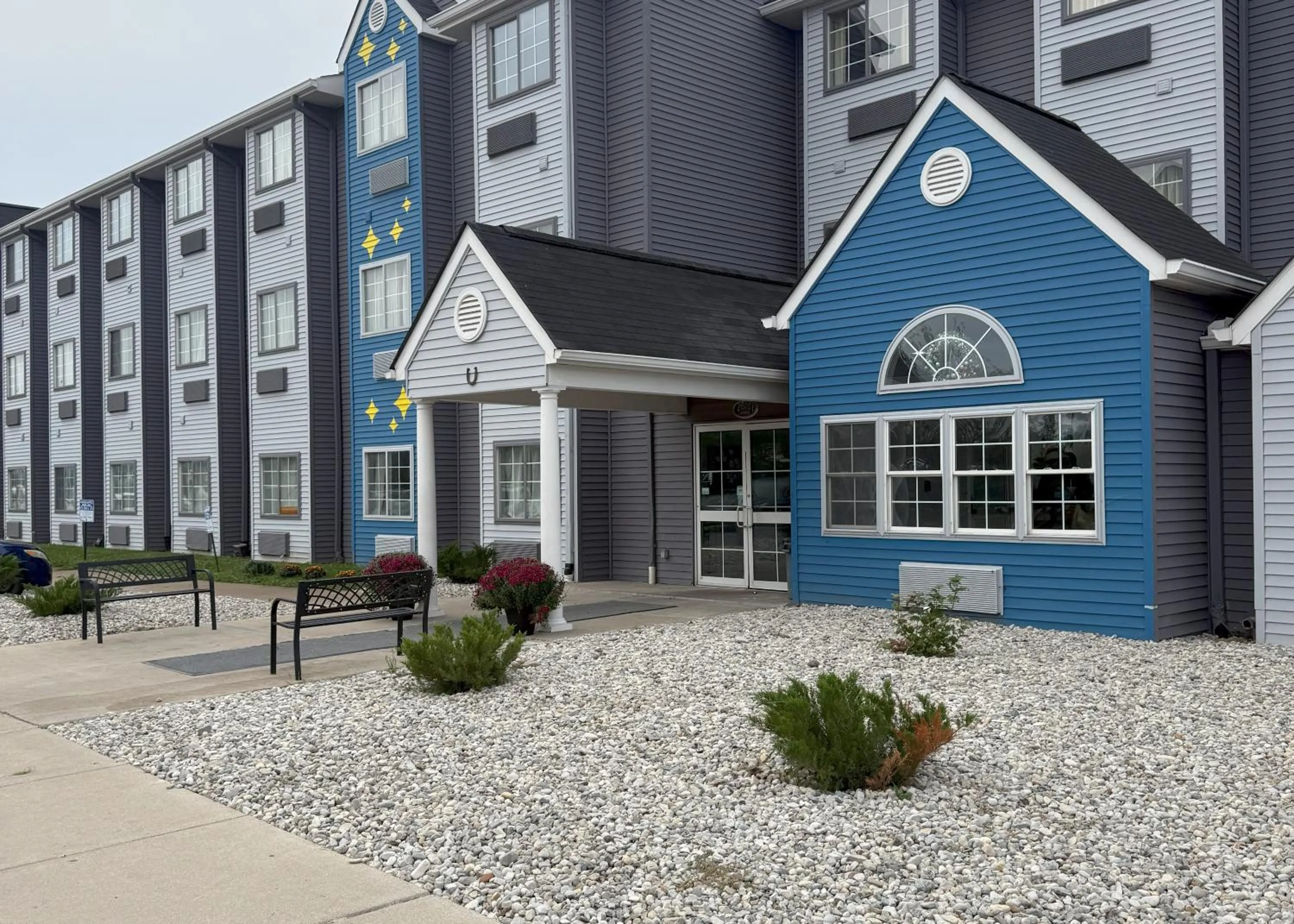 Facade/entrance in BlissPoint Inn & Suites, Northwood