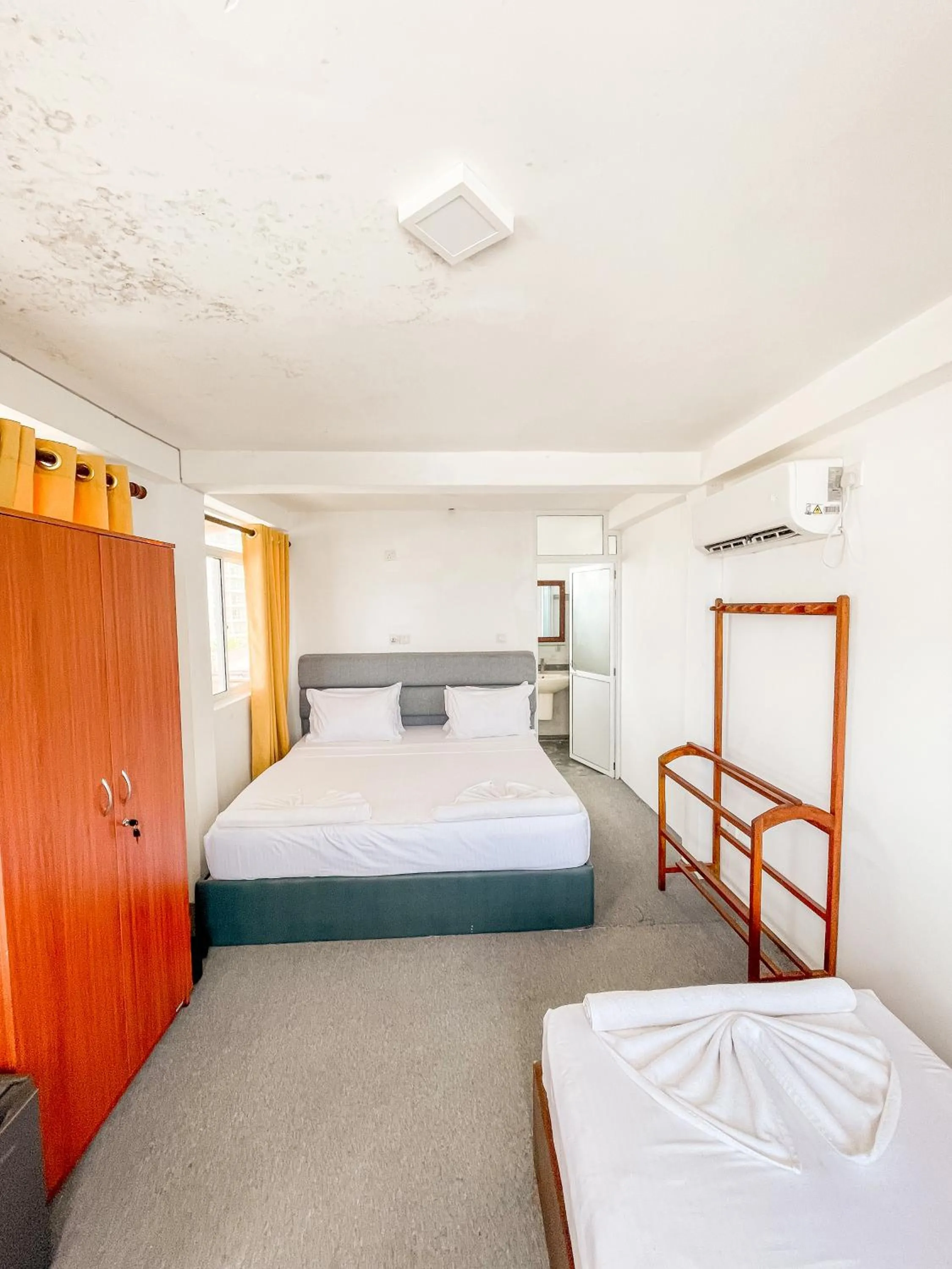 Bed in New Wave Beach Resort Unawatuna