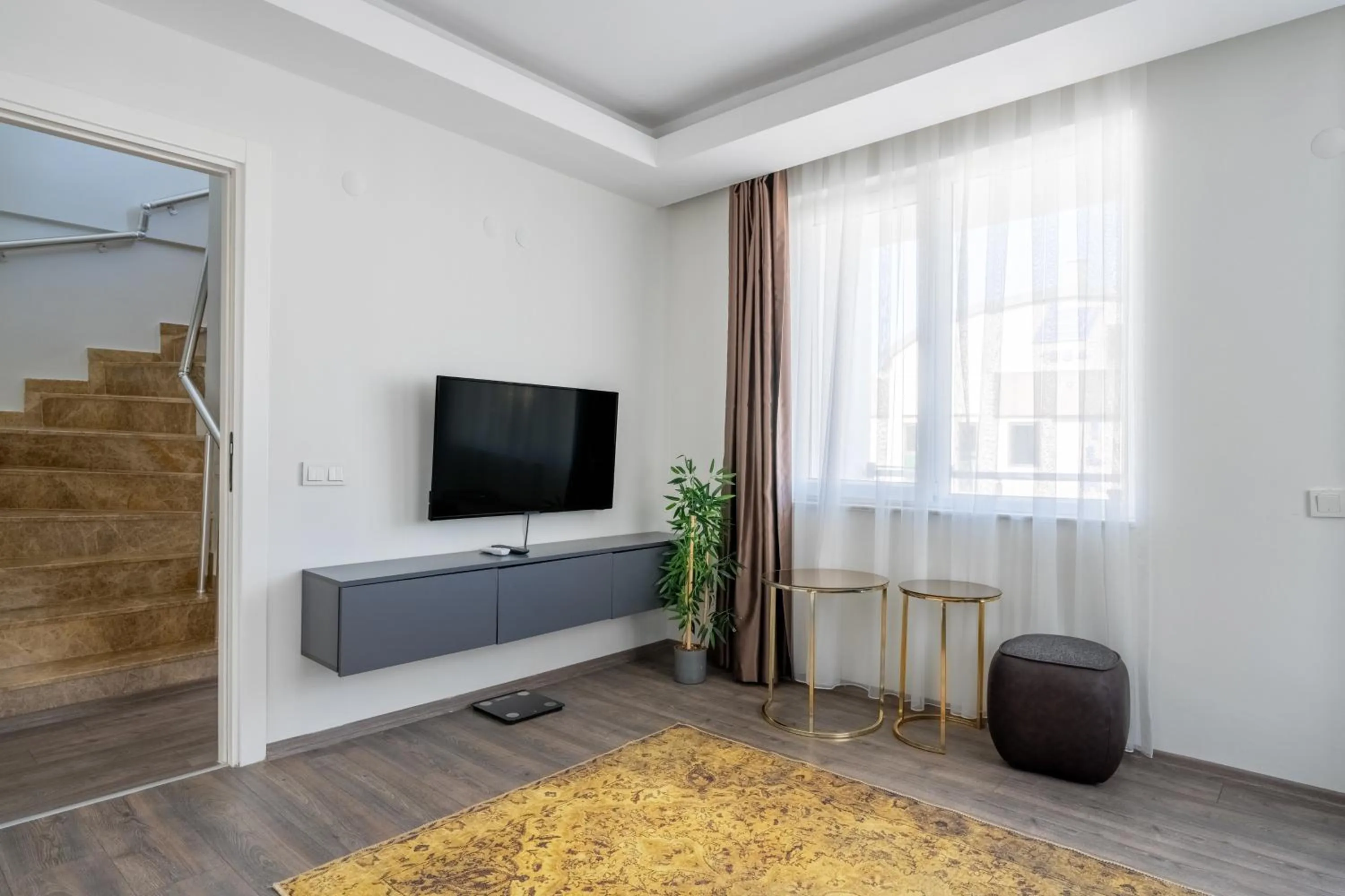 Communal lounge/ TV room in Sorta Hotel