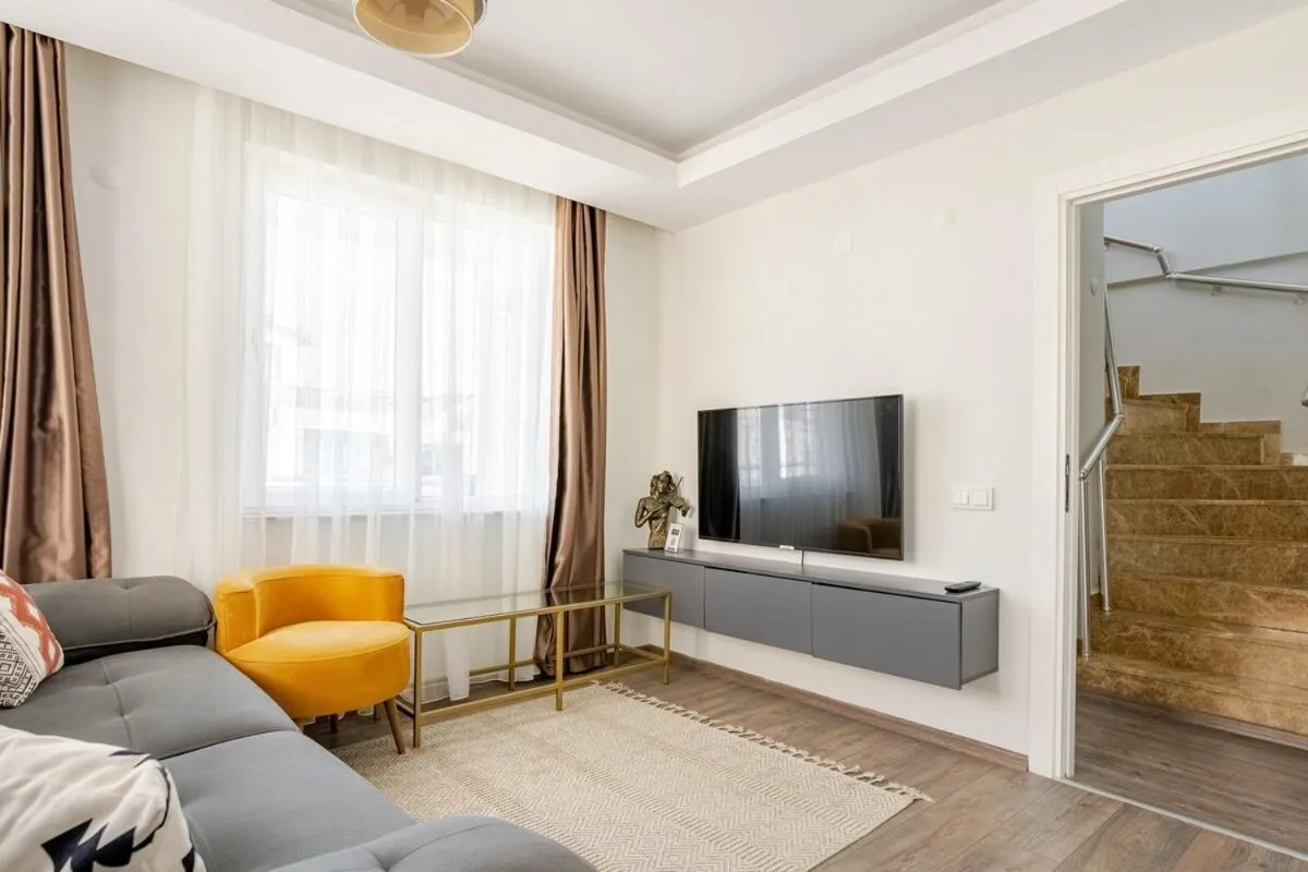 Communal lounge/ TV room in Sorta Hotel