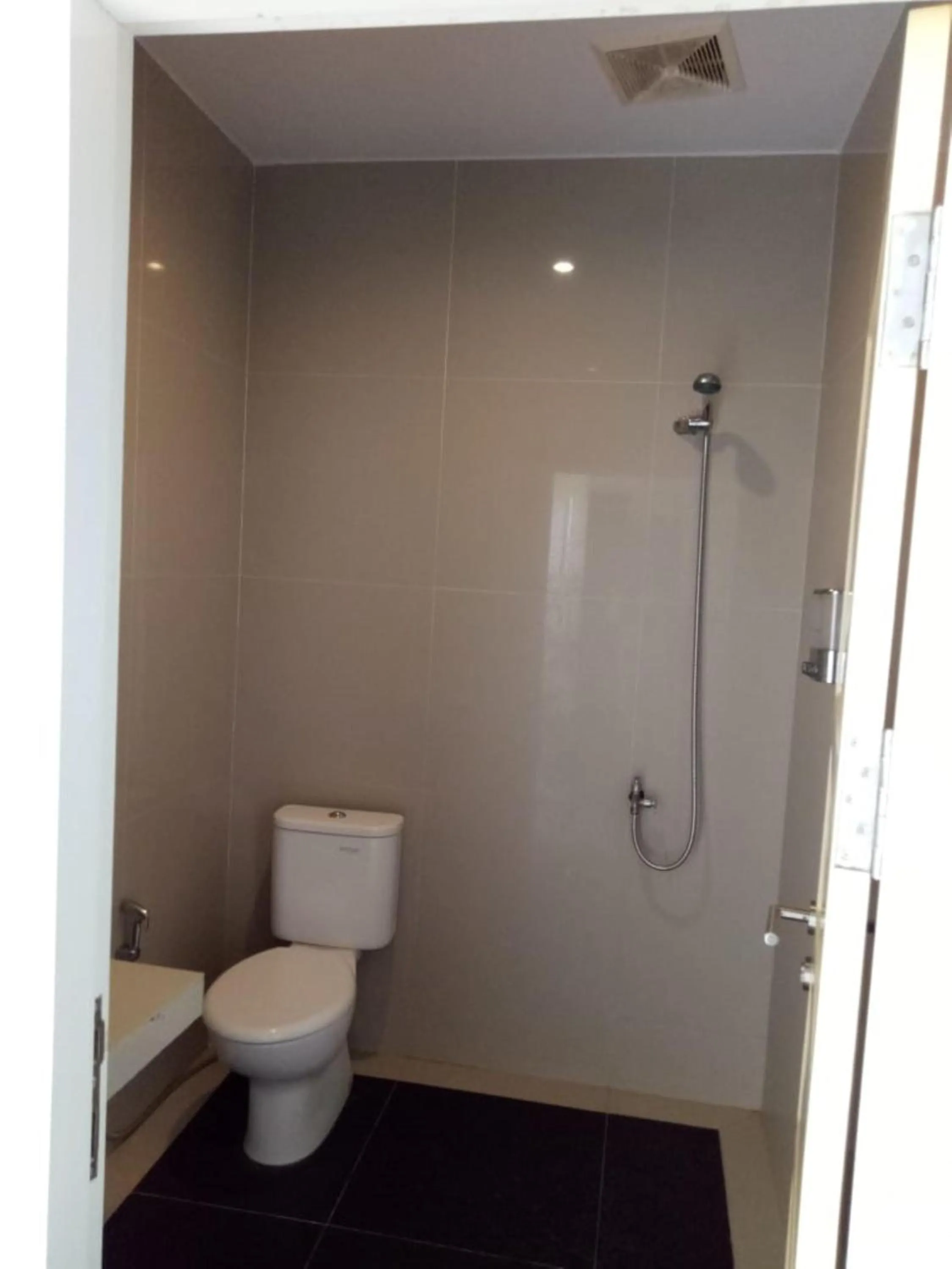 Bathroom in D'Wantys Hotel