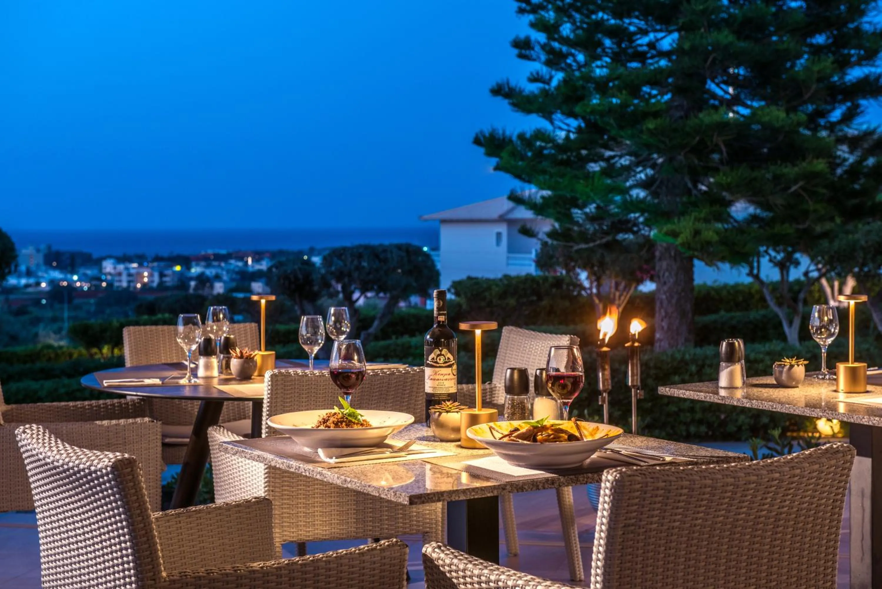 Restaurant/places to eat in Hotel Matheo Villas & Suites