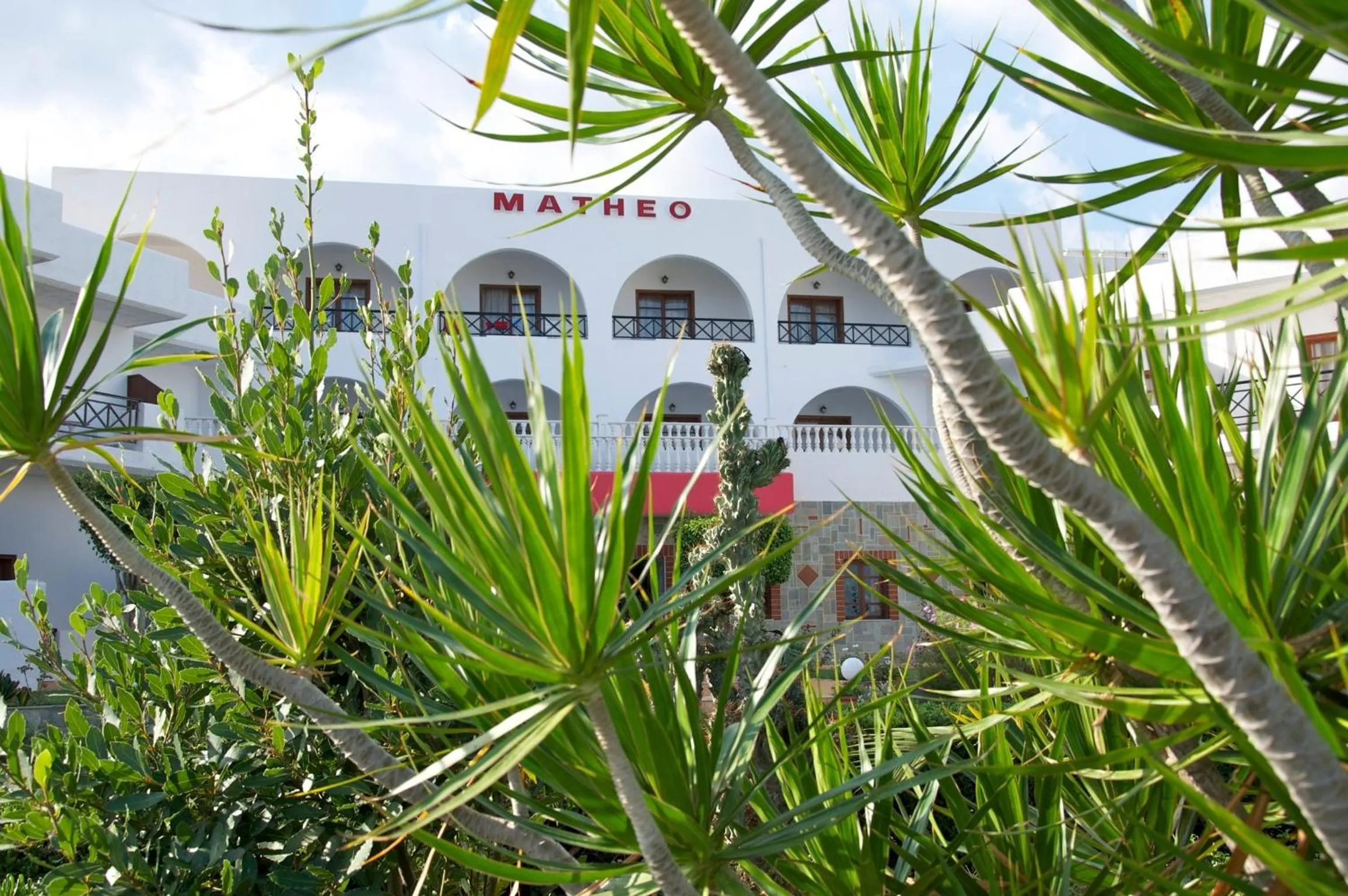 Facade/entrance in Hotel Matheo Villas & Suites