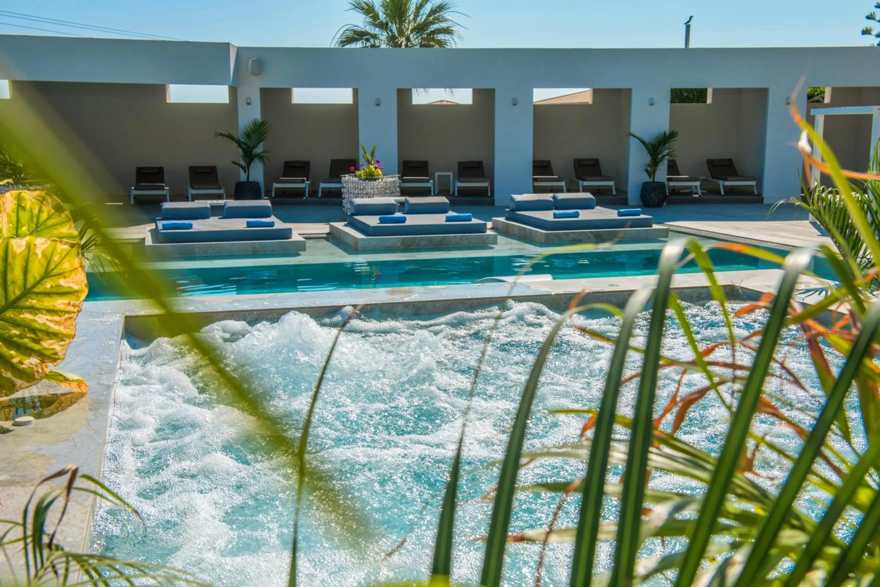 Swimming pool in Hotel Matheo Villas & Suites