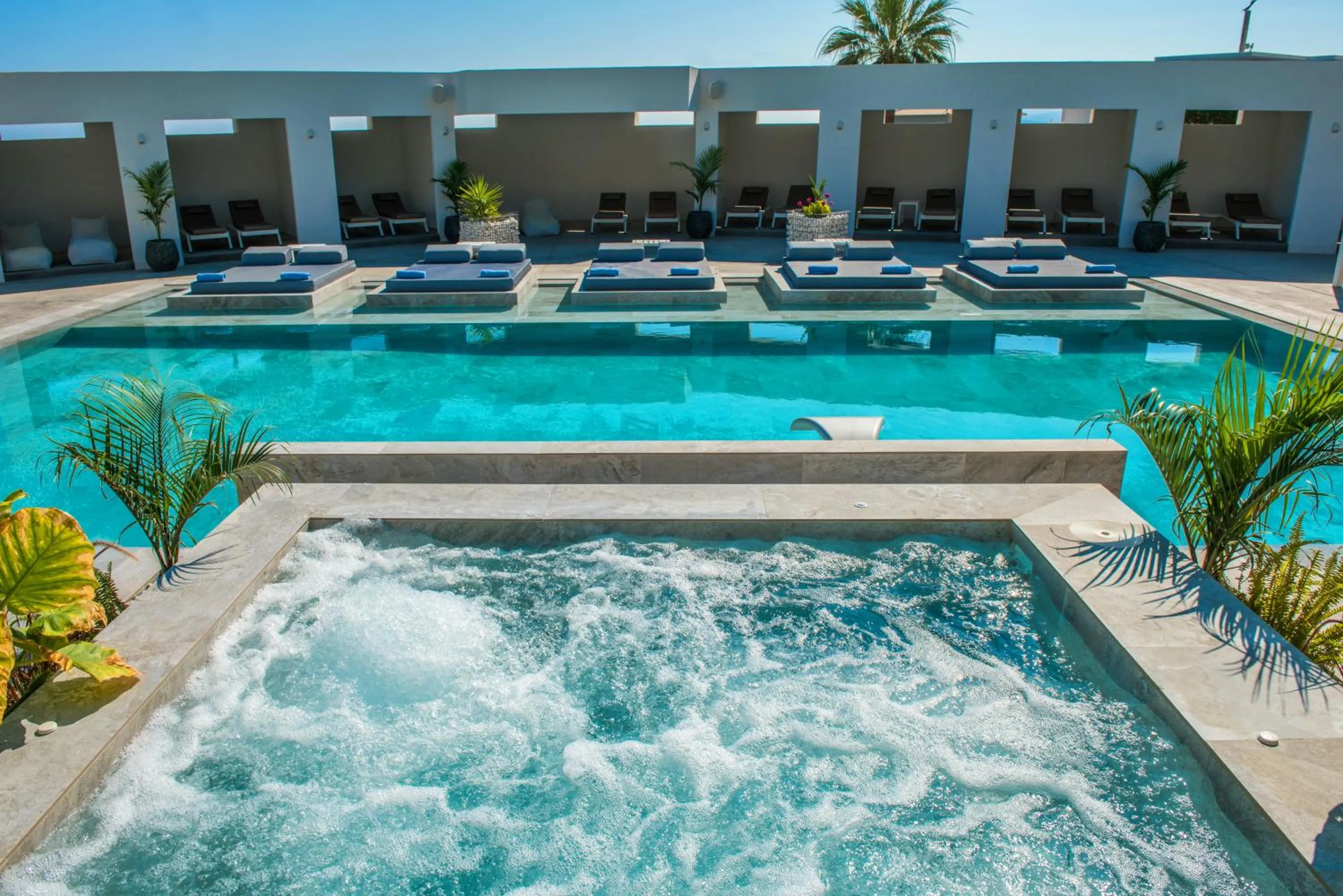 Swimming pool in Hotel Matheo Villas & Suites