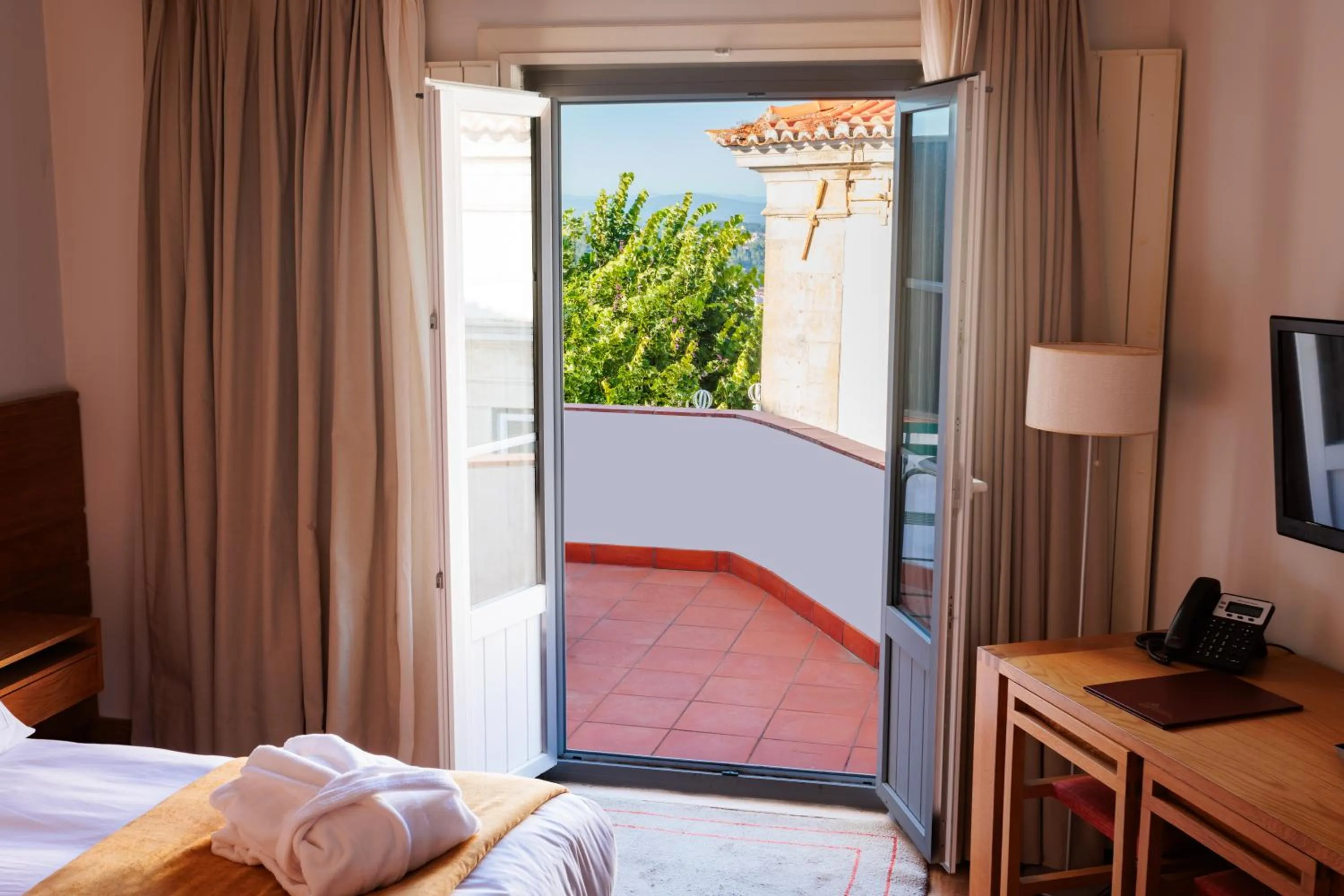 View (from property/room), Bed in Pousada de Ourém - Fátima