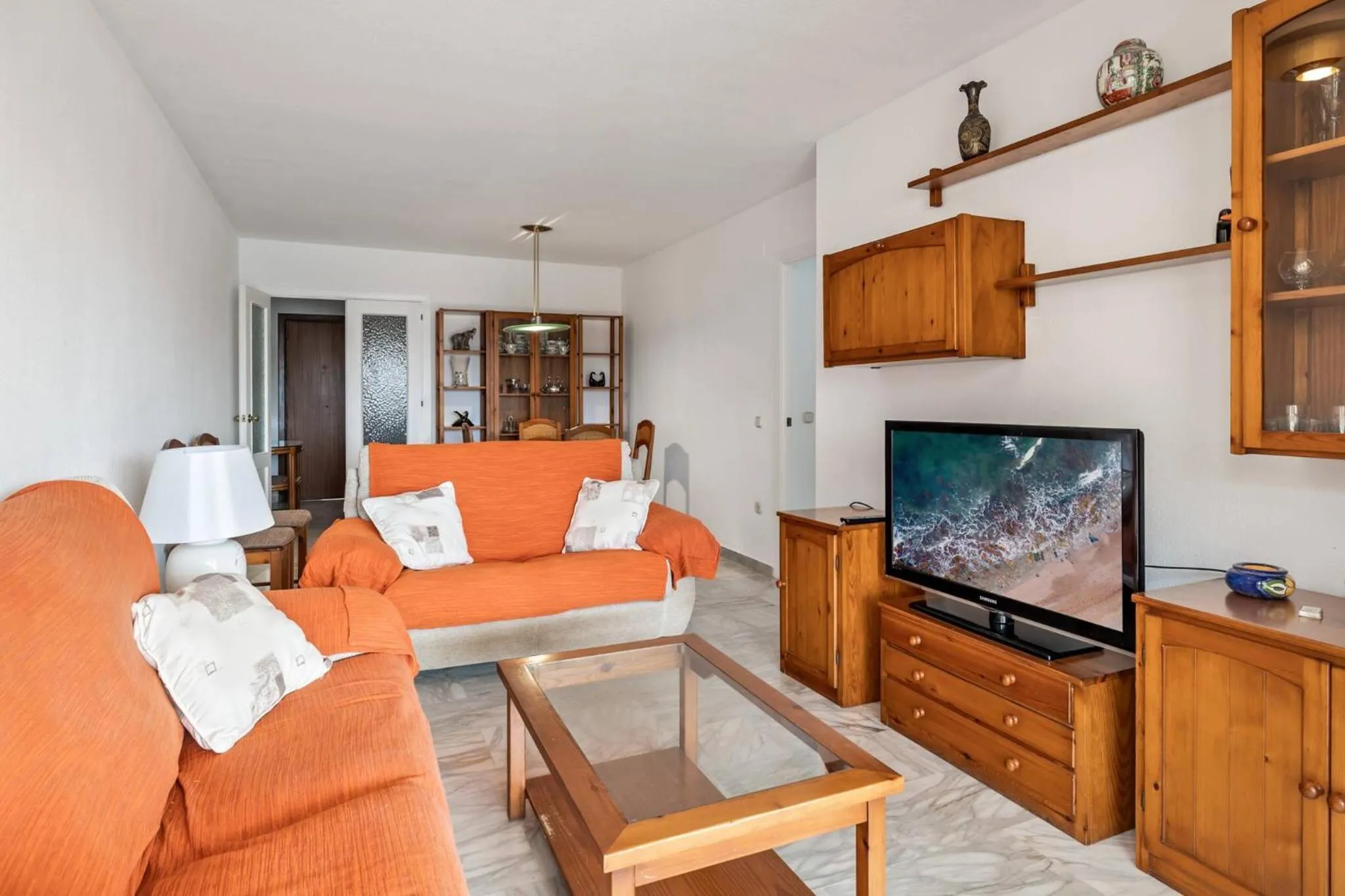 Communal lounge/ TV room in Amazing 3Br, 2 Bath Apart, Close to the Sea